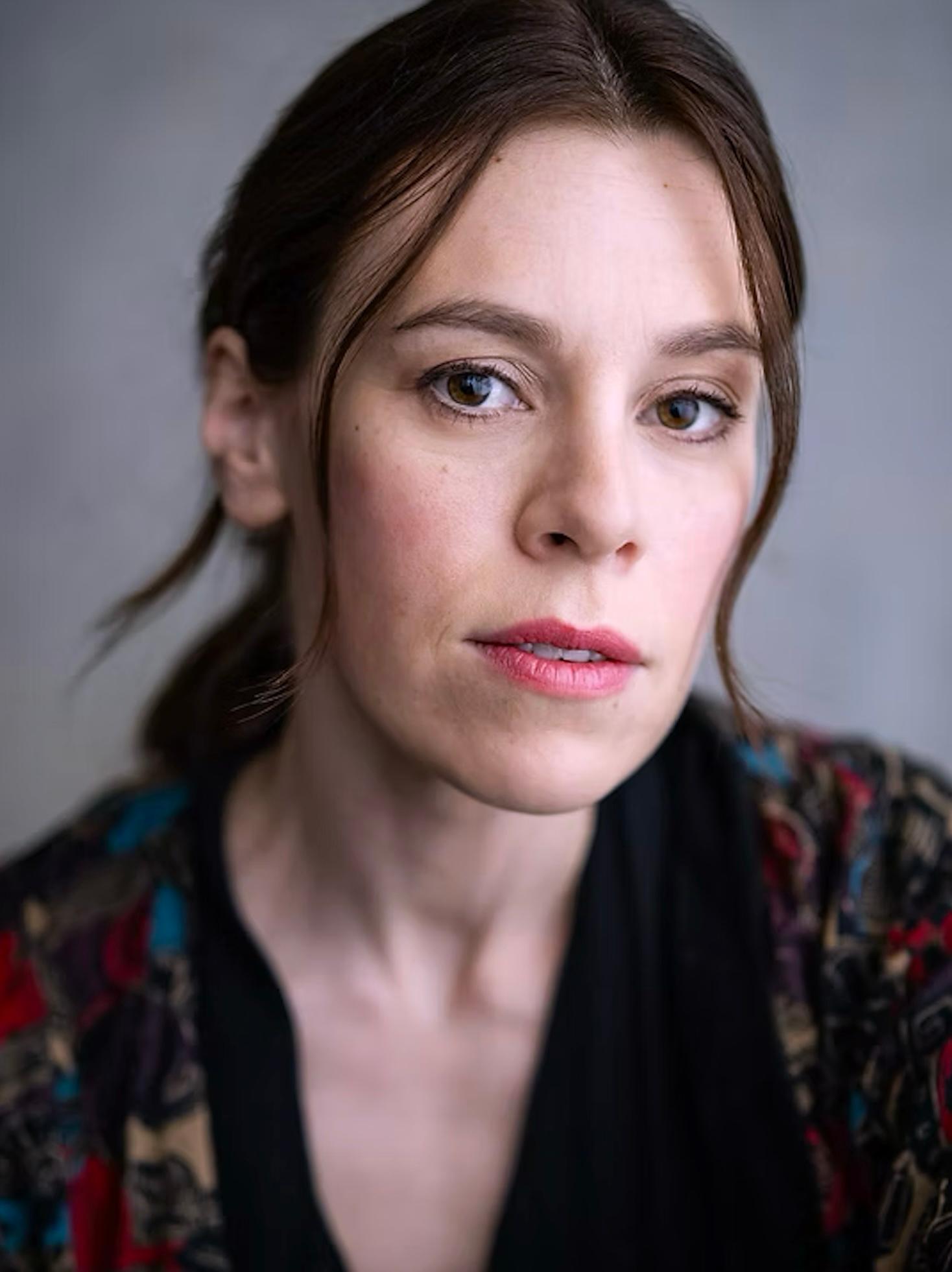 actor Stephanie de Whalley large photo