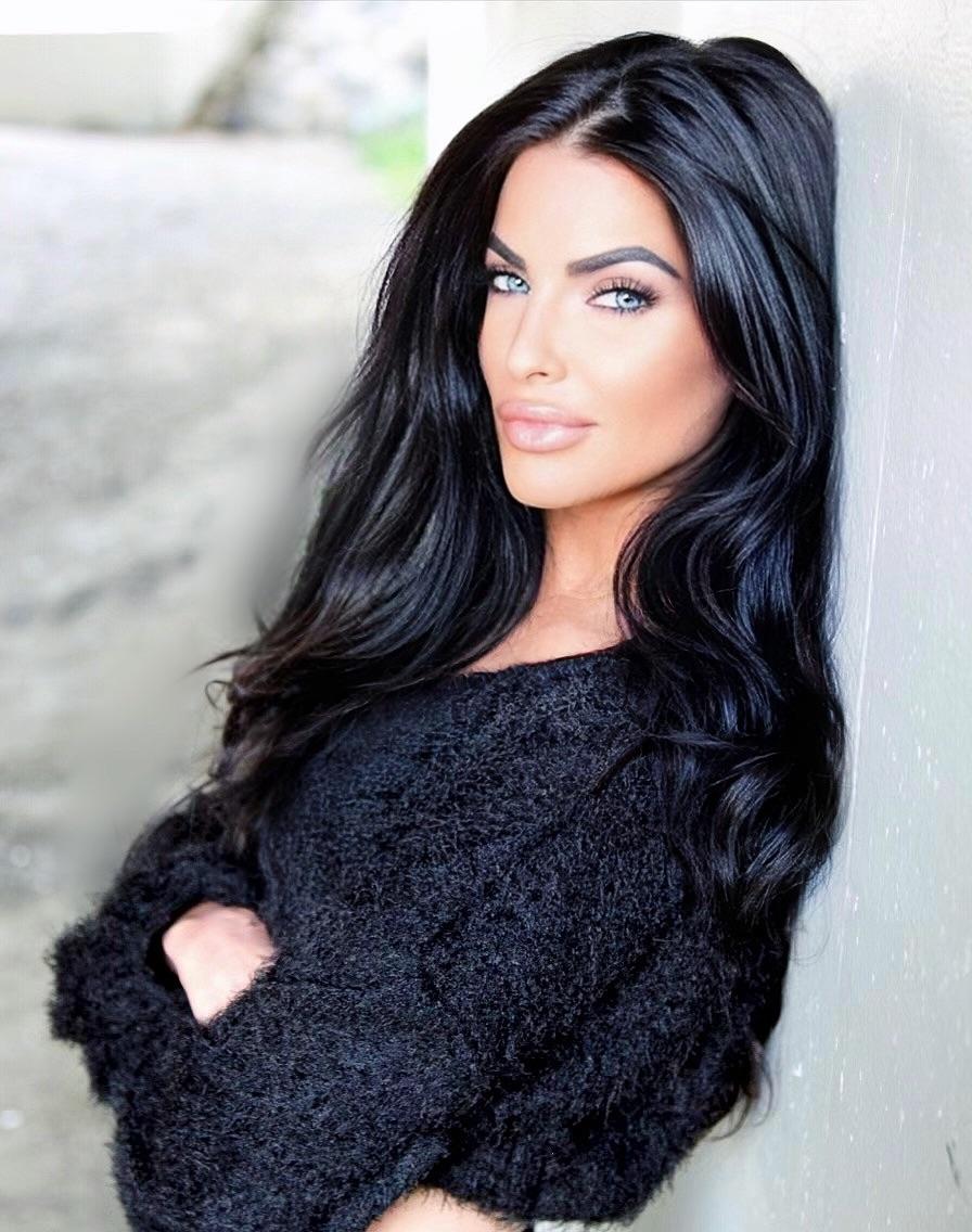 actor Elle Wallace large photo