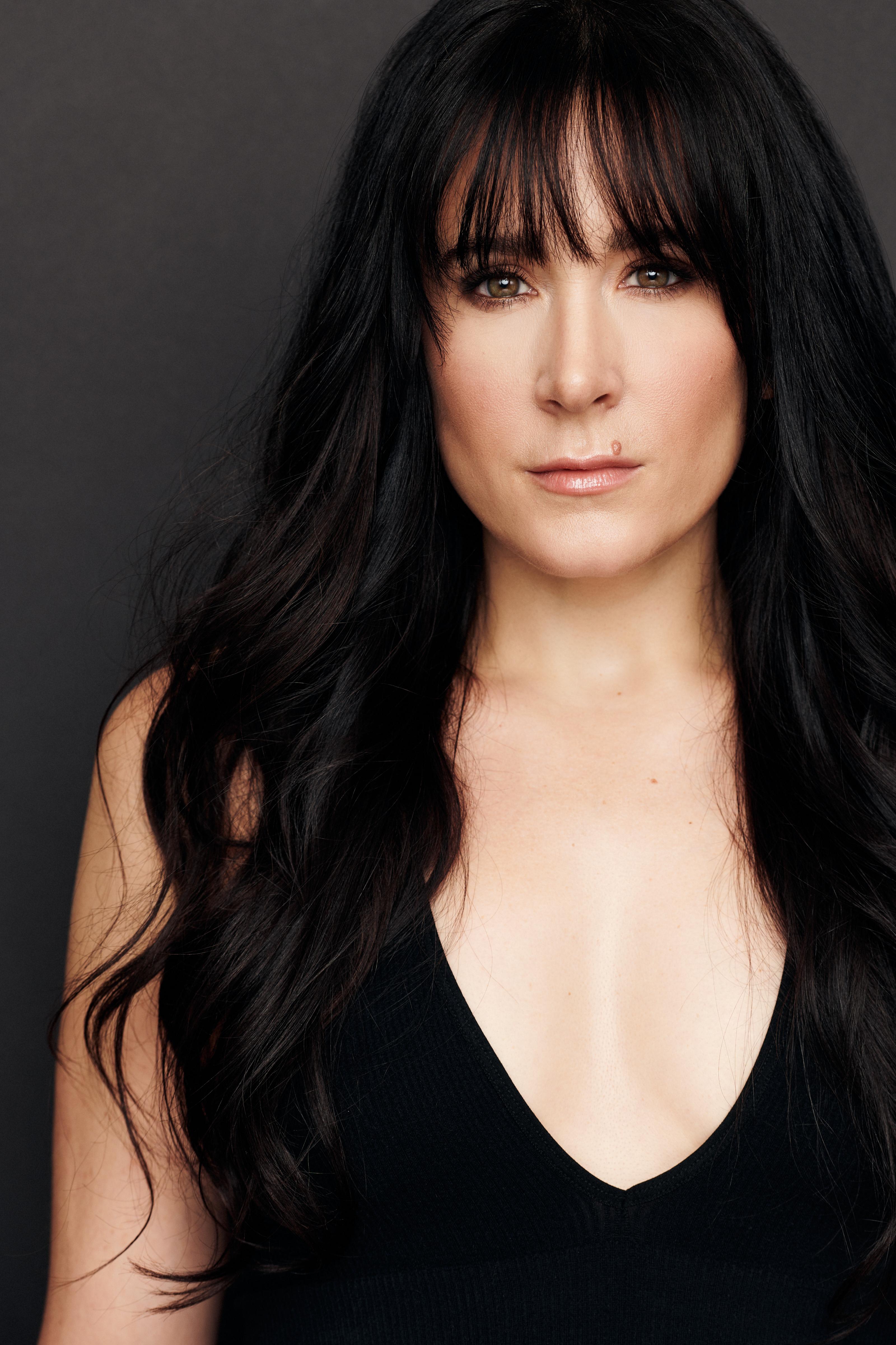 actor Dee Roscioli large photo