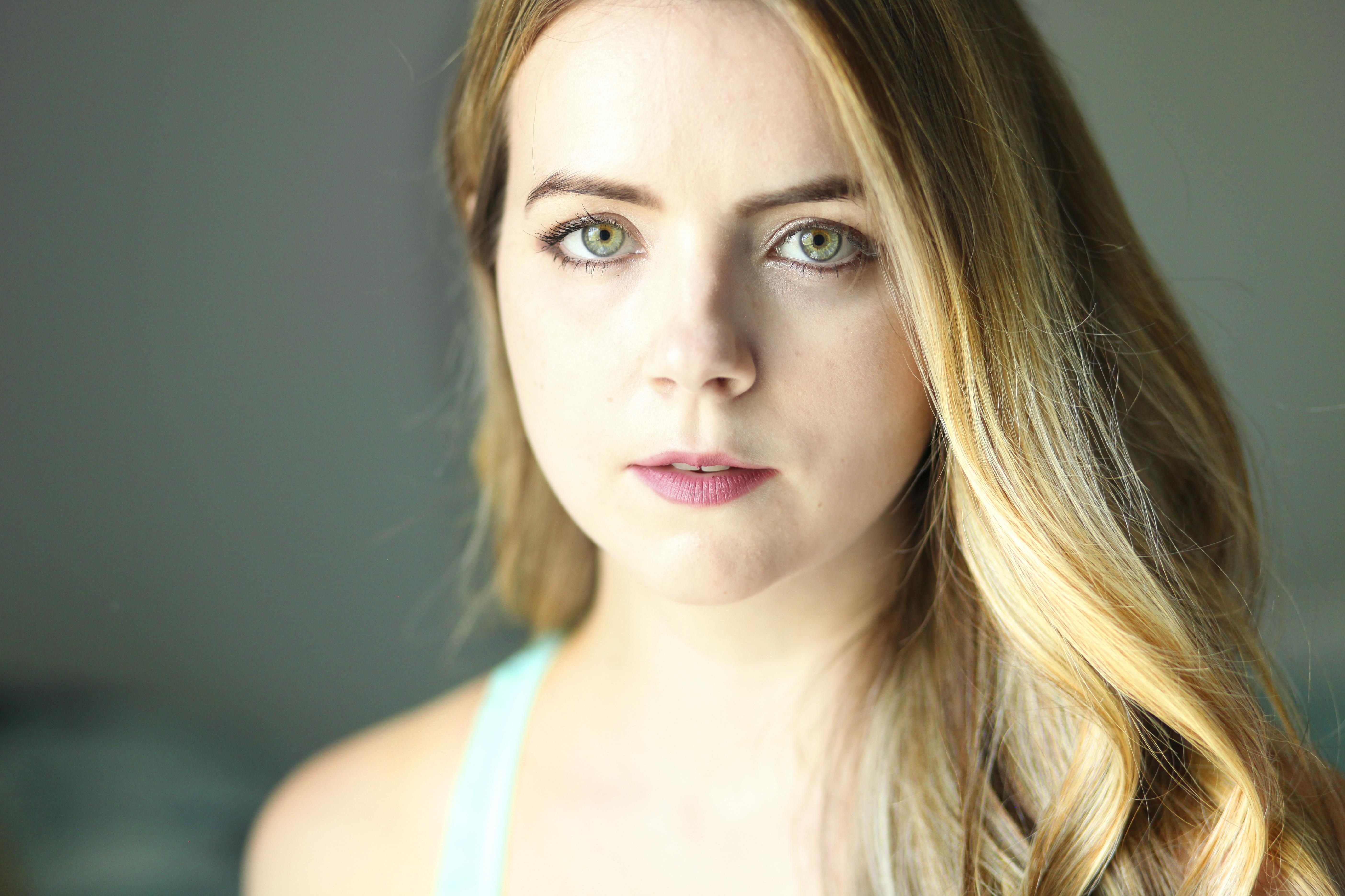 actor Leah Johnston large photo