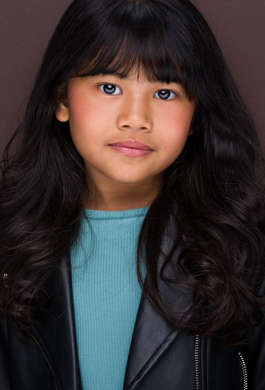 actor Ellie Santos large photo