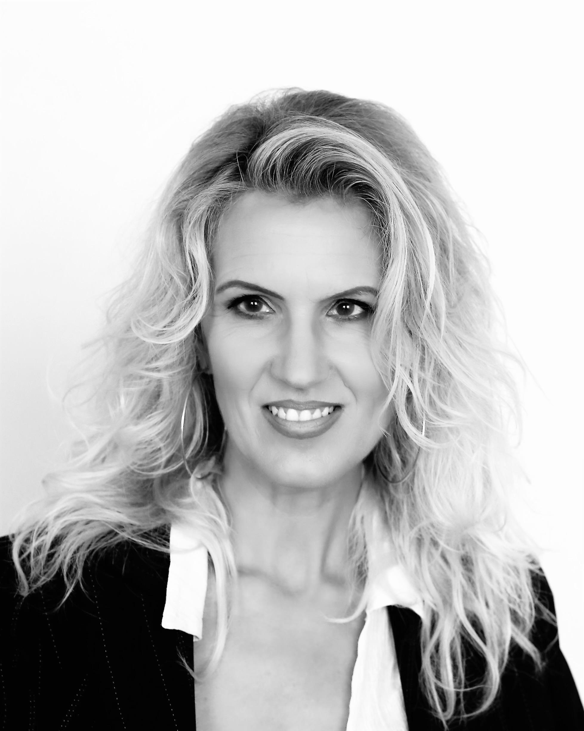 actor Lisa Barrett-Brown large photo