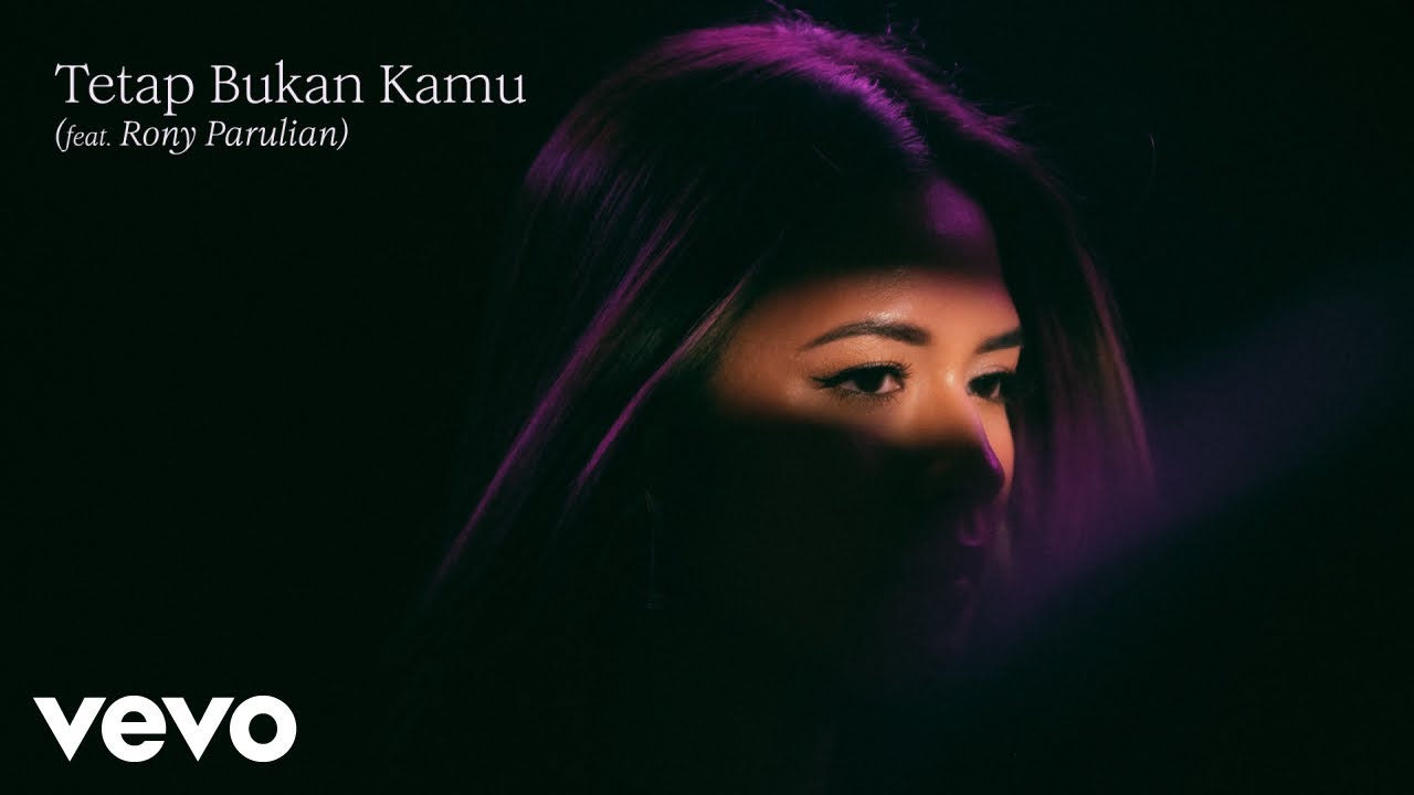 Raisa, Rony Parulian - Tetap Bukan Kamu (Official Lyric Video) background