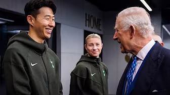 Sonny meets THE KING! đ background