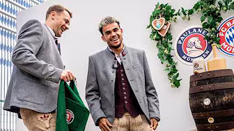 Luis Díaz in Bavarian "Lederhosen" | Behind the Scenes at Paulaner's traditional photo shoot 🍻