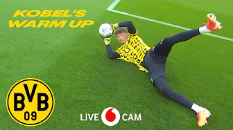 UP CLOSE! How Gregor Kobel warms up background