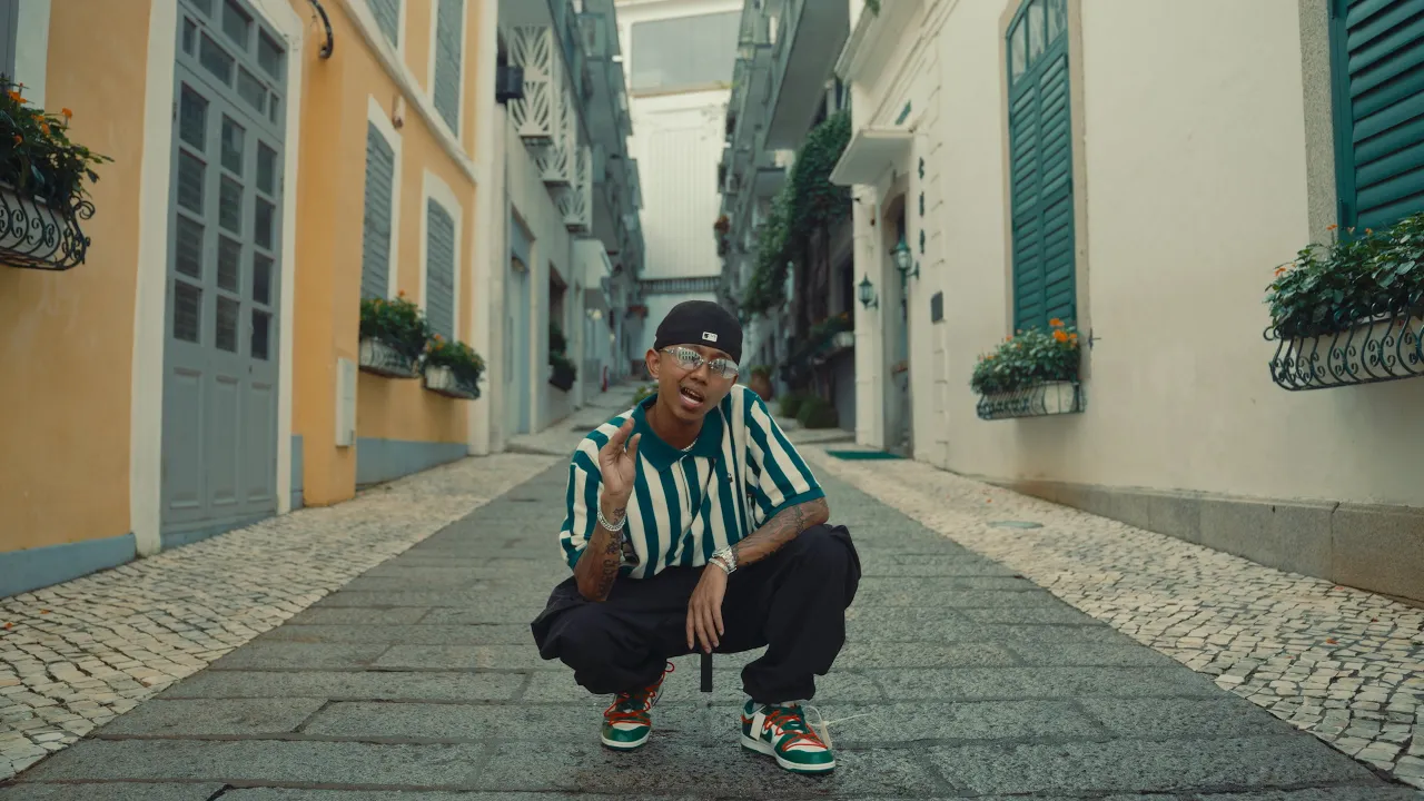 Flow G - LOKAL (Official Music Video) background