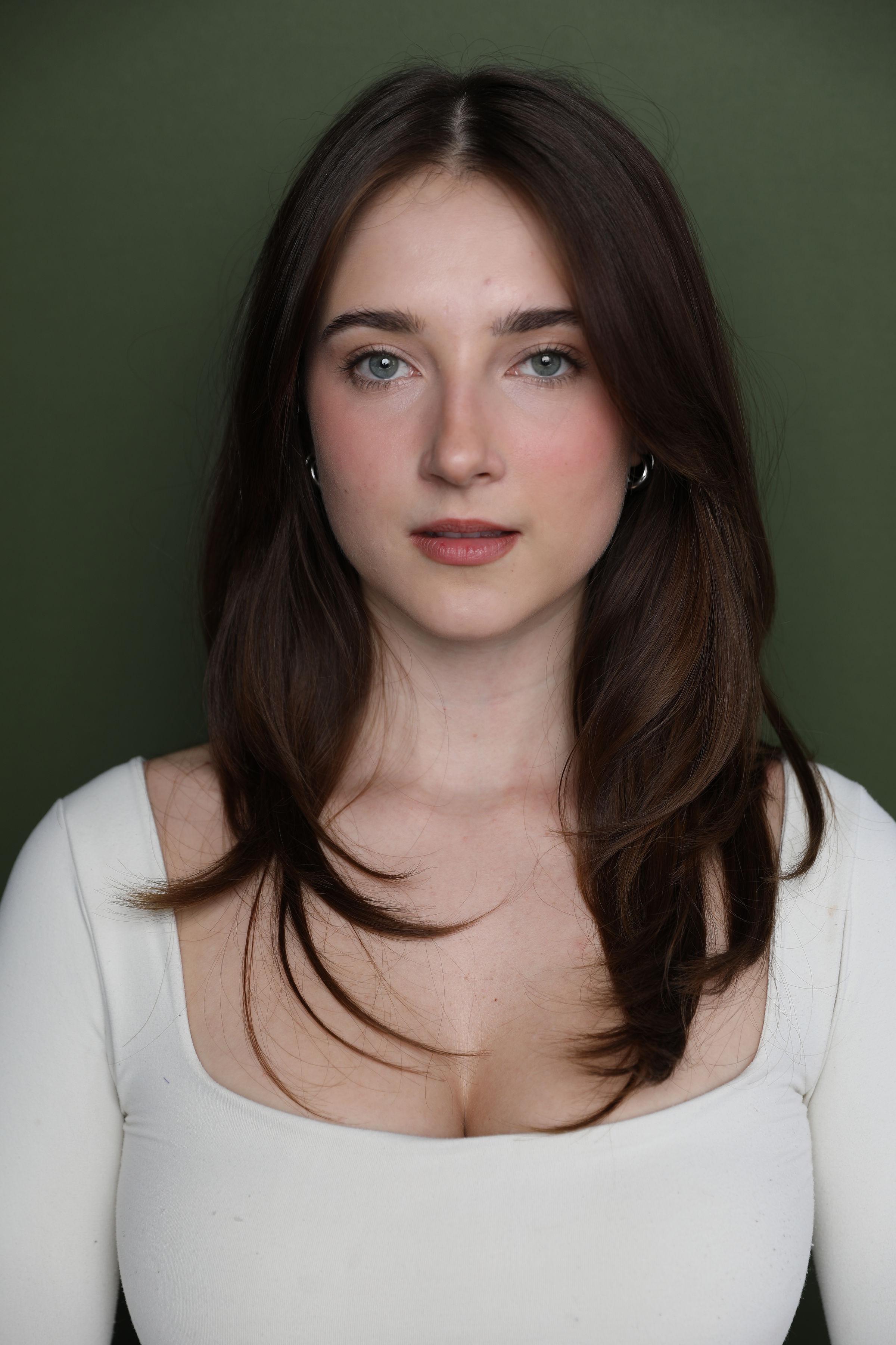 actor Tess Dinerstein large photo