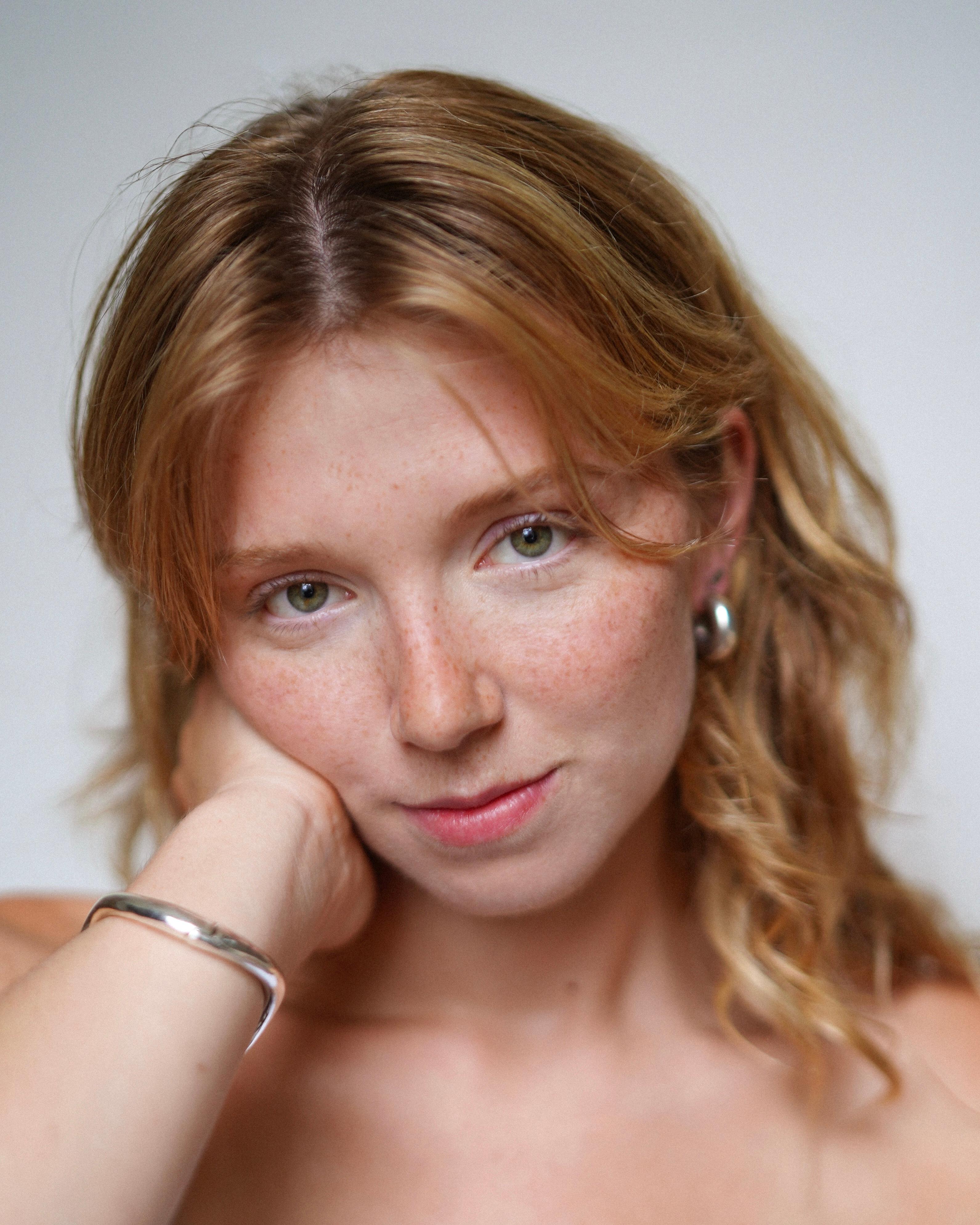 actor Alyth Ross large photo