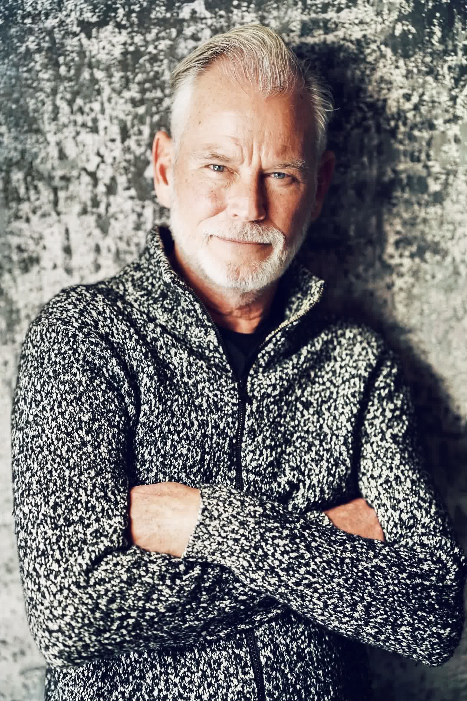 actor Stephen Brown large photo