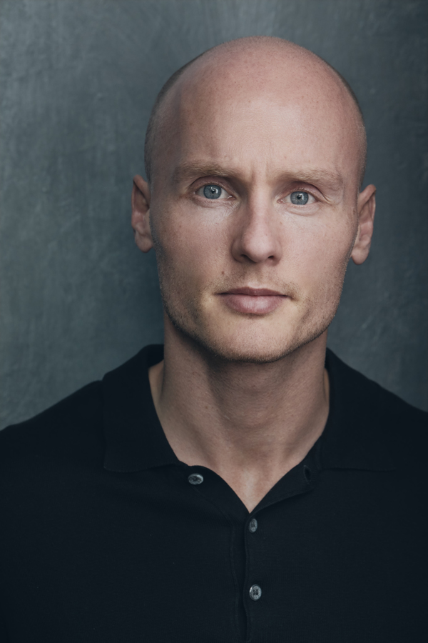 actor Zak Rowlands large photo