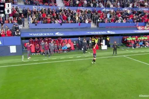 [Goal] Perfect curve! Muñoz cuts inside and fires a world-class shot into the corner