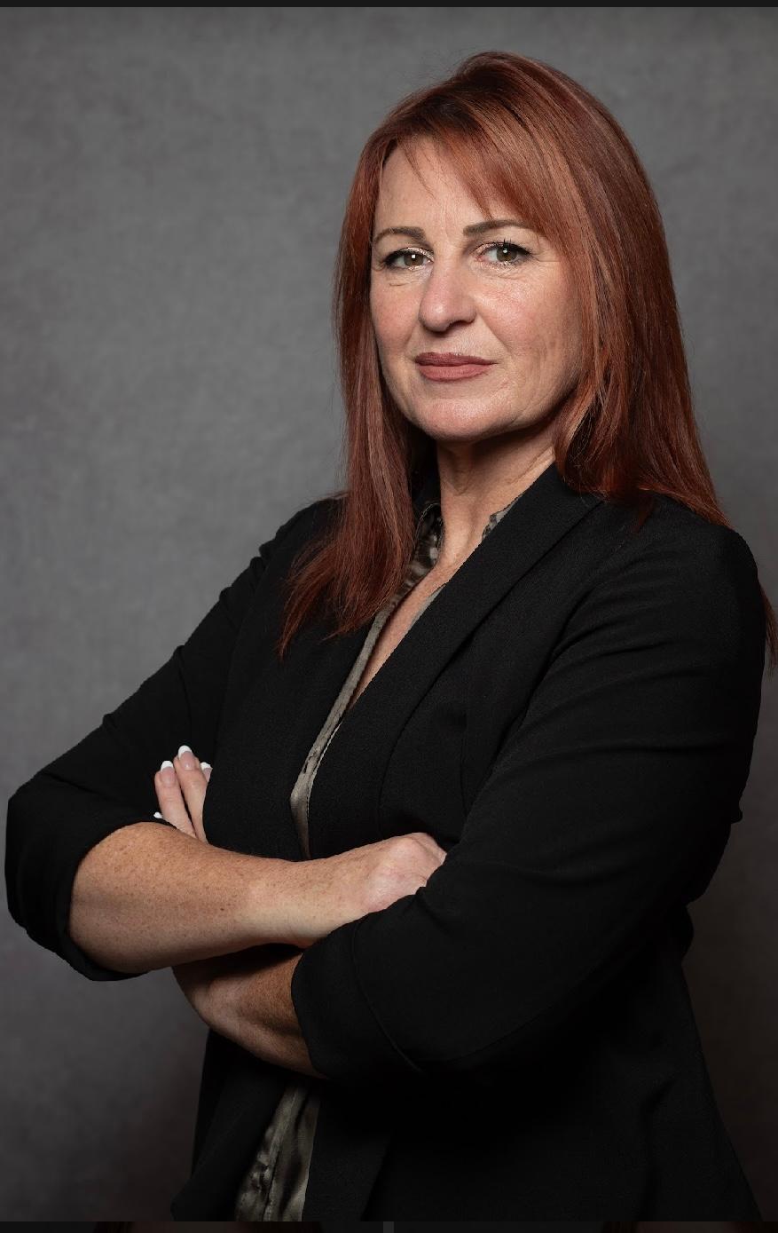 actor Carrie Younan large photo