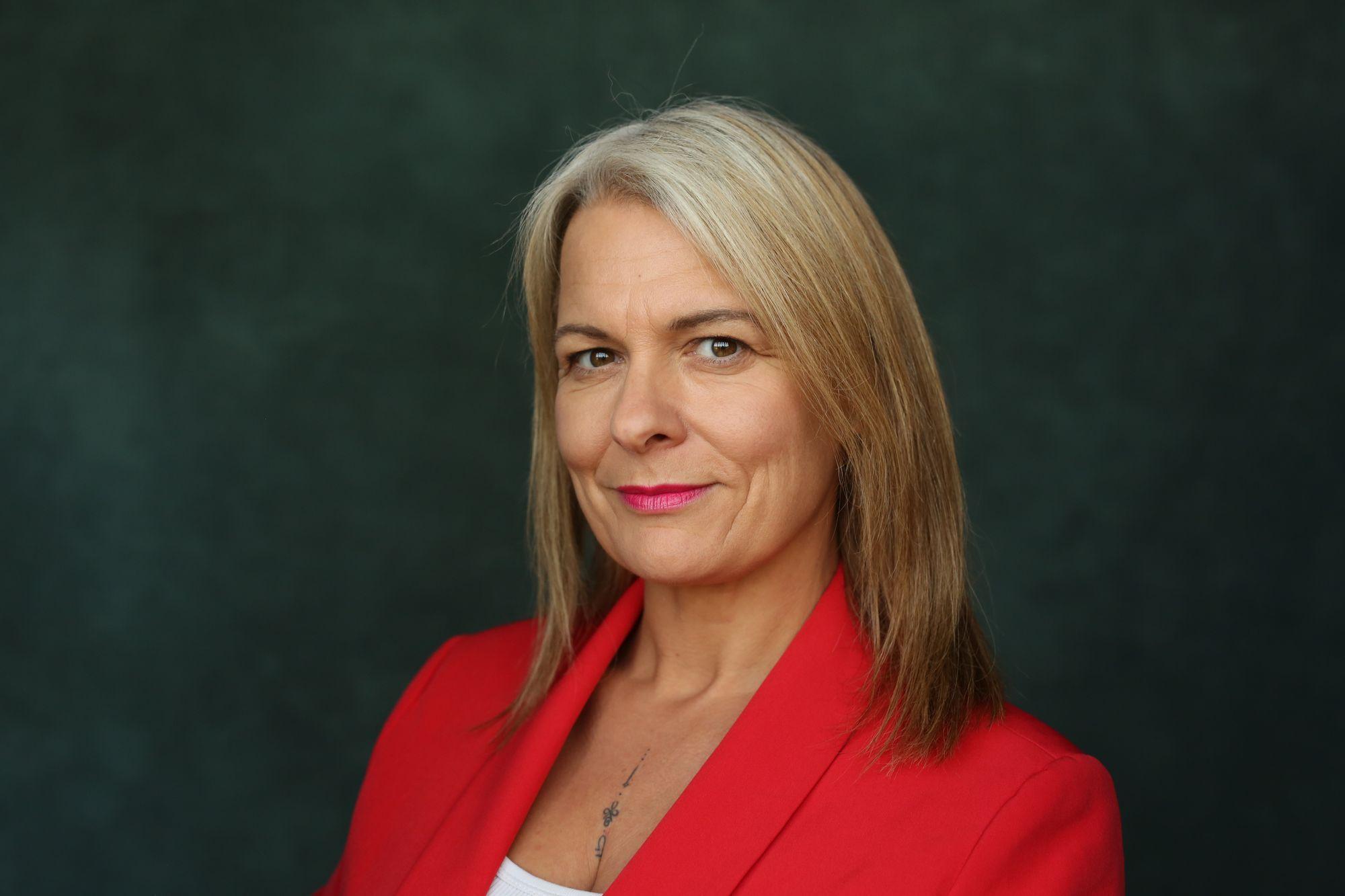 actor Leoni Kibbey large photo