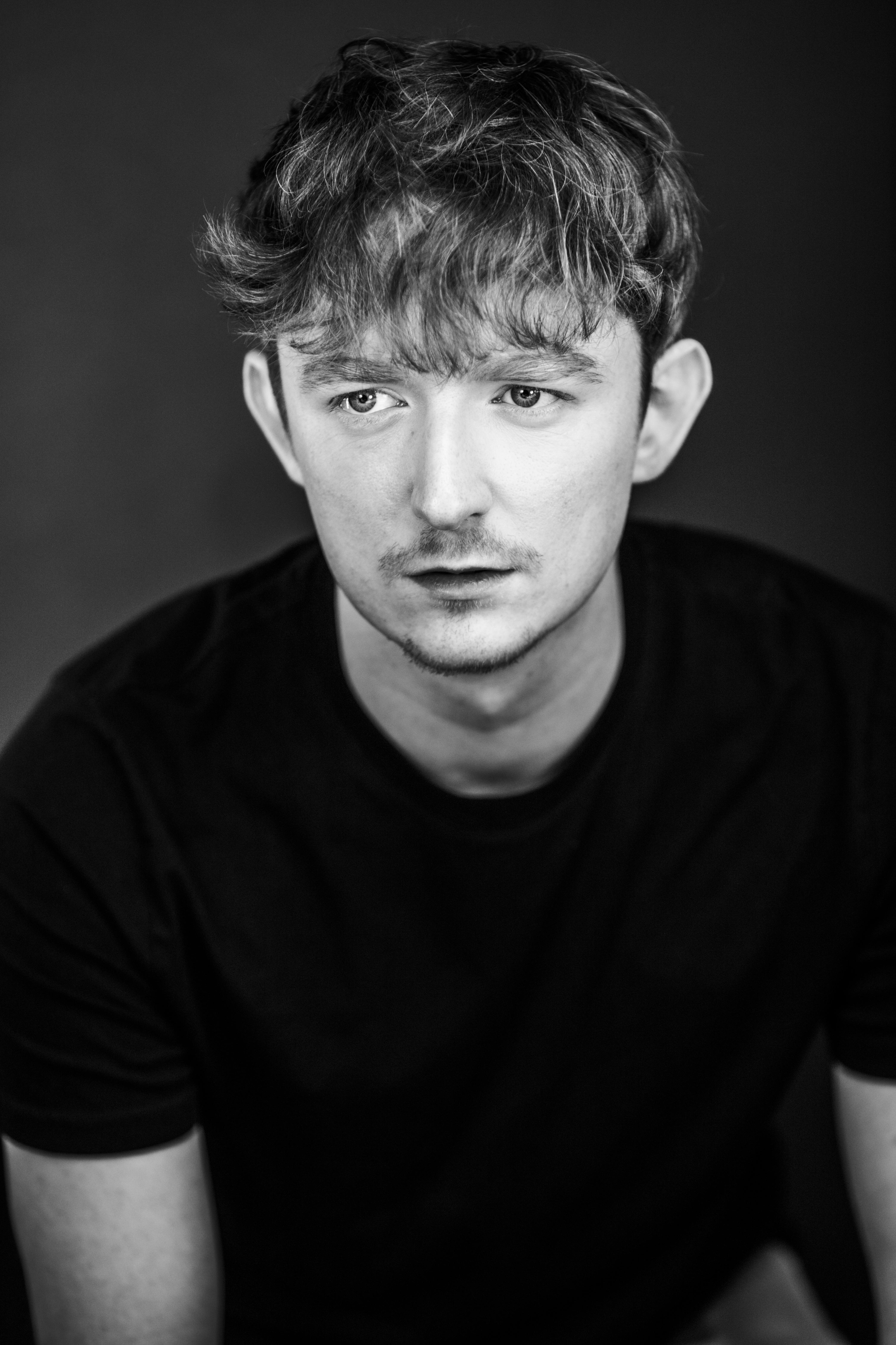 actor Rían Early large photo