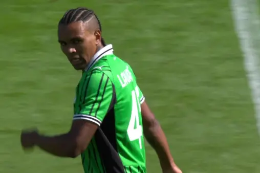 [Goal] Counter-attack goal! Berardi assists Lauriente with a curling shot to score