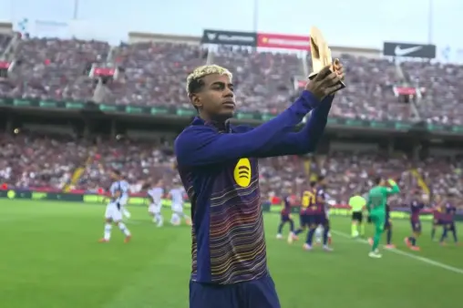 [Highlights] Young Hero Returns! Yamal Shows Kopa Trophy to Audience Before Match