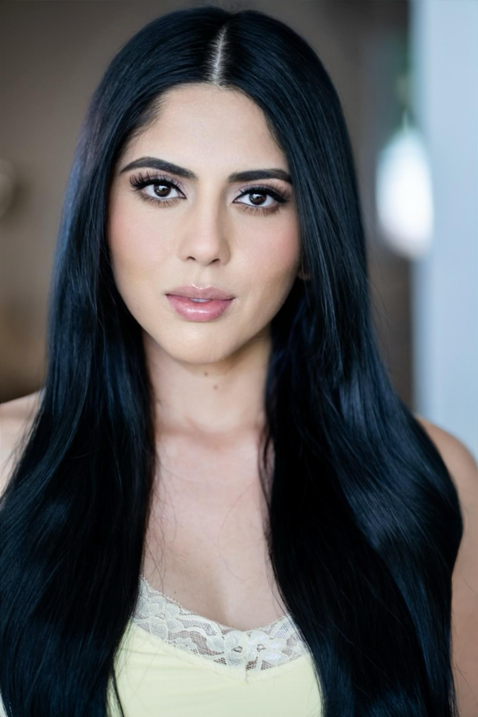 actor Lizeth Lopez large photo