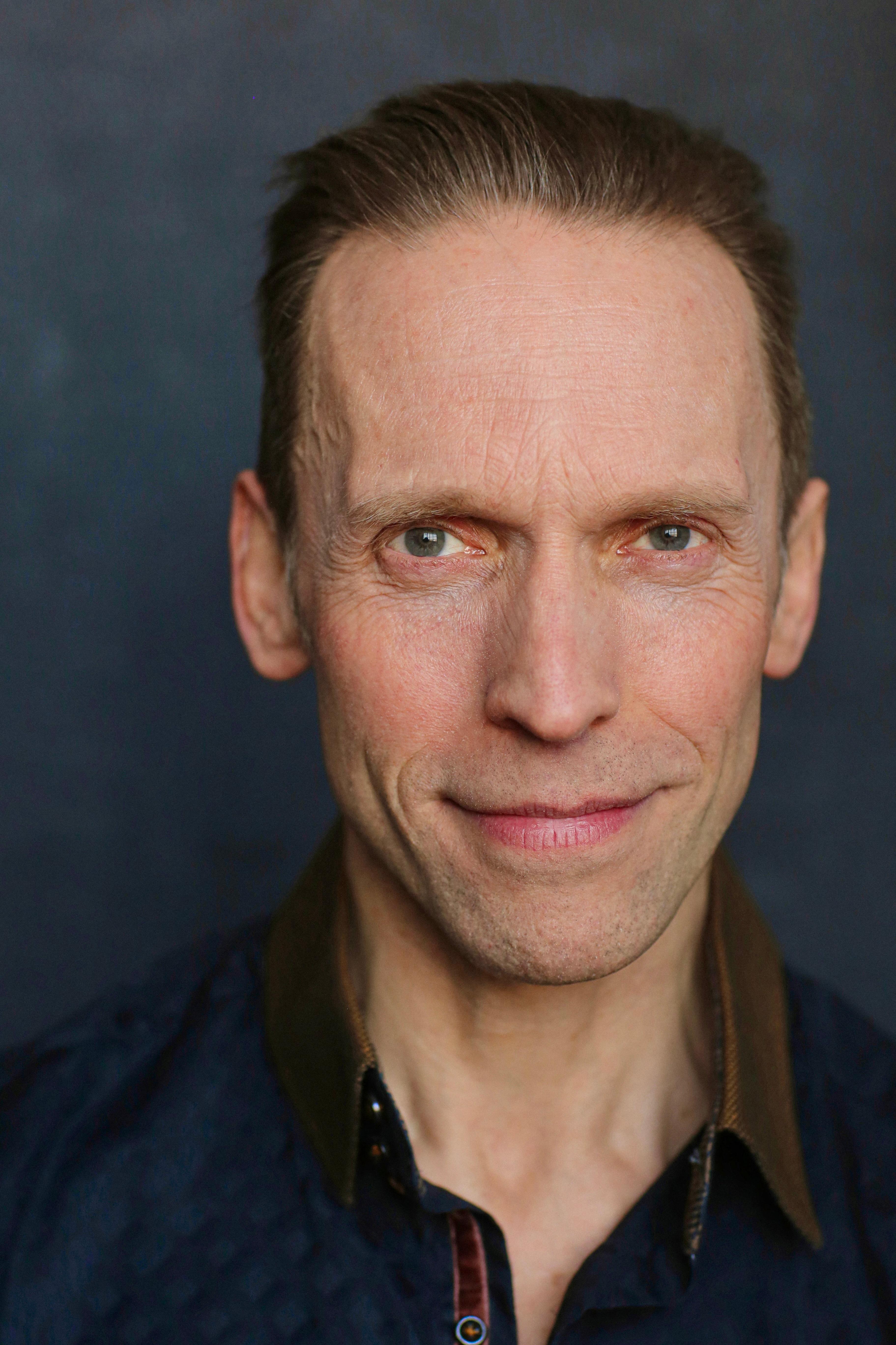 actor Leigh Jones large photo