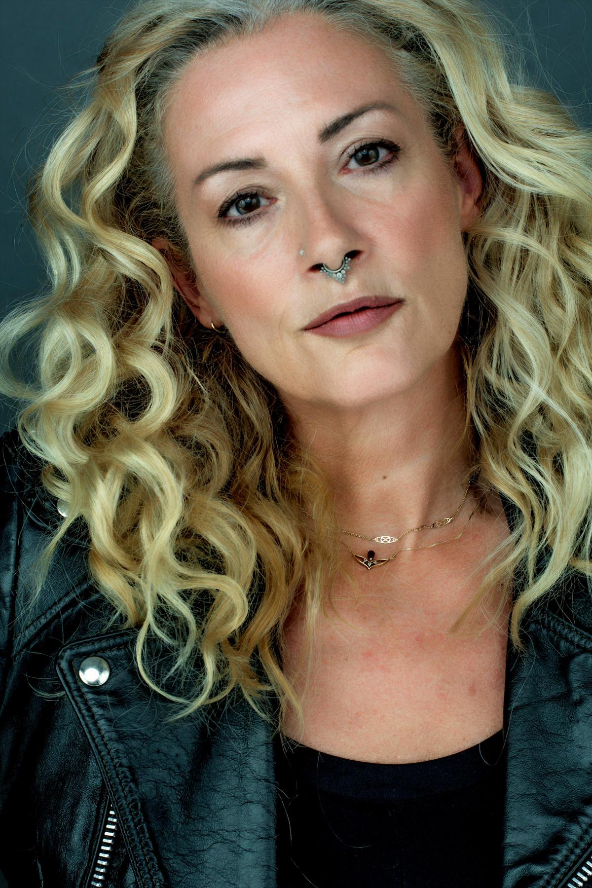 actor Beth Gondek large photo