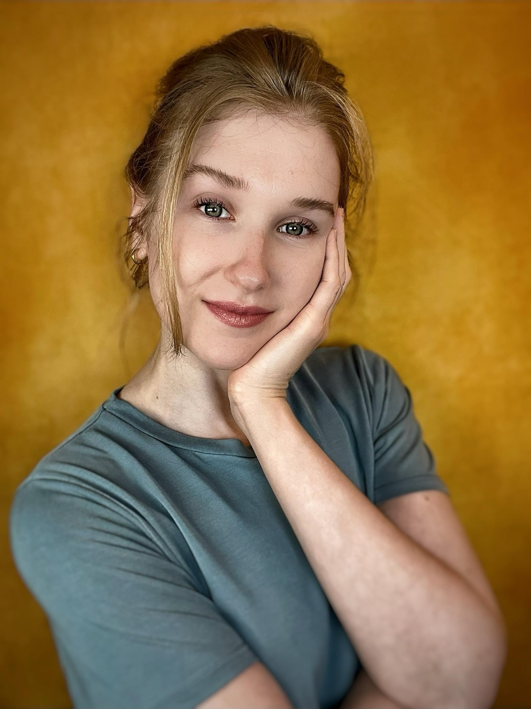 actor Christine Nelson large photo