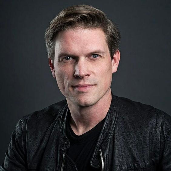 actor Chris Kemp large photo