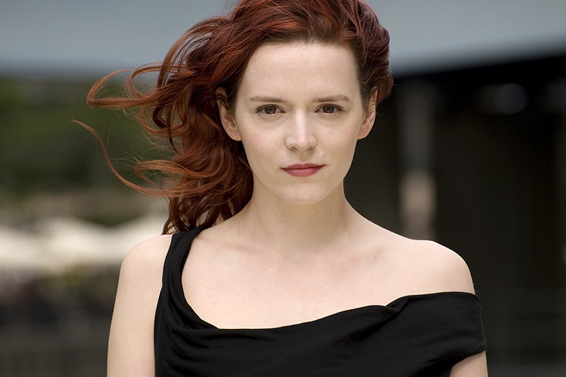 actor Julia Krynke large photo