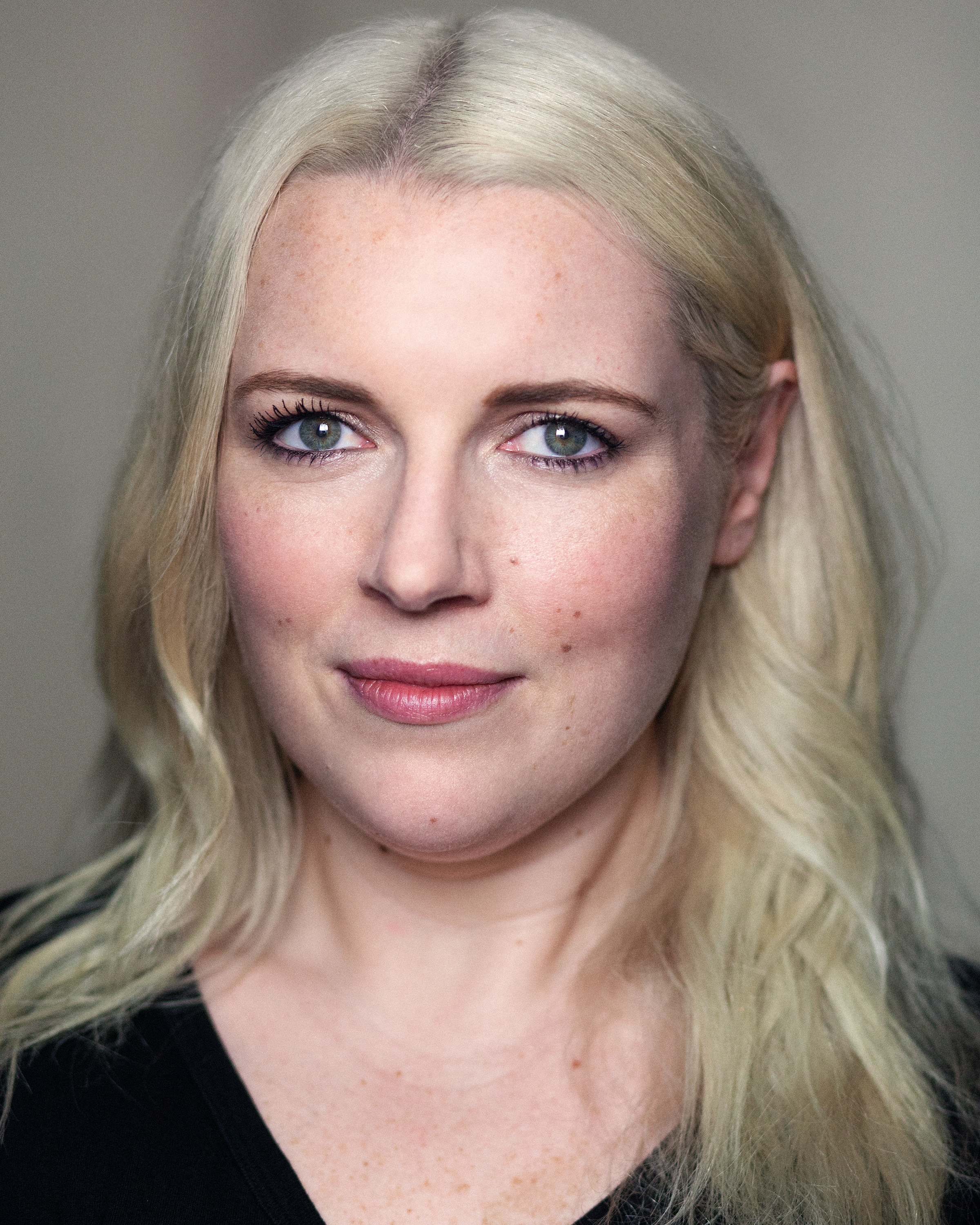 actor Kate Bell large photo