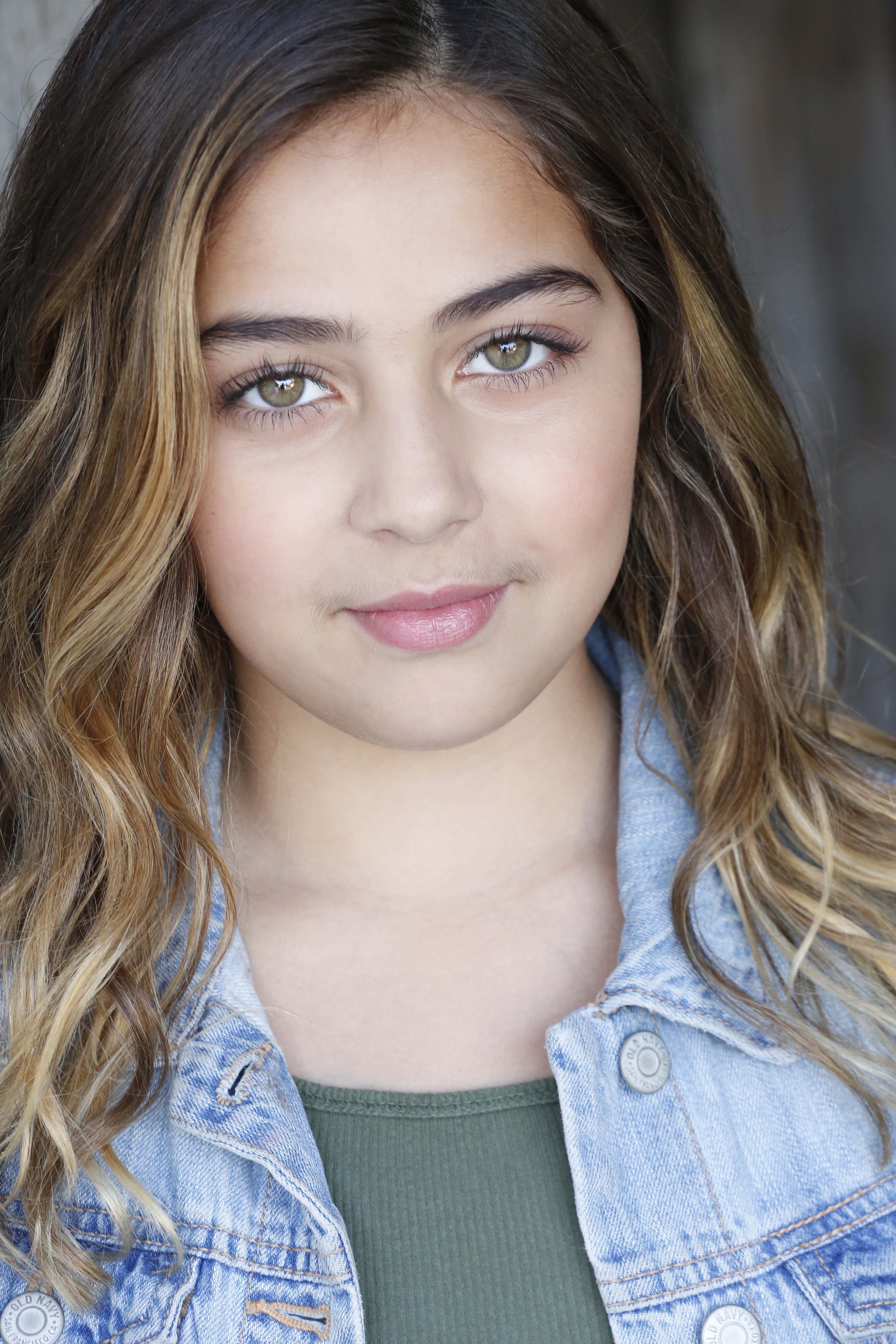 actor Zoey Siewert large photo