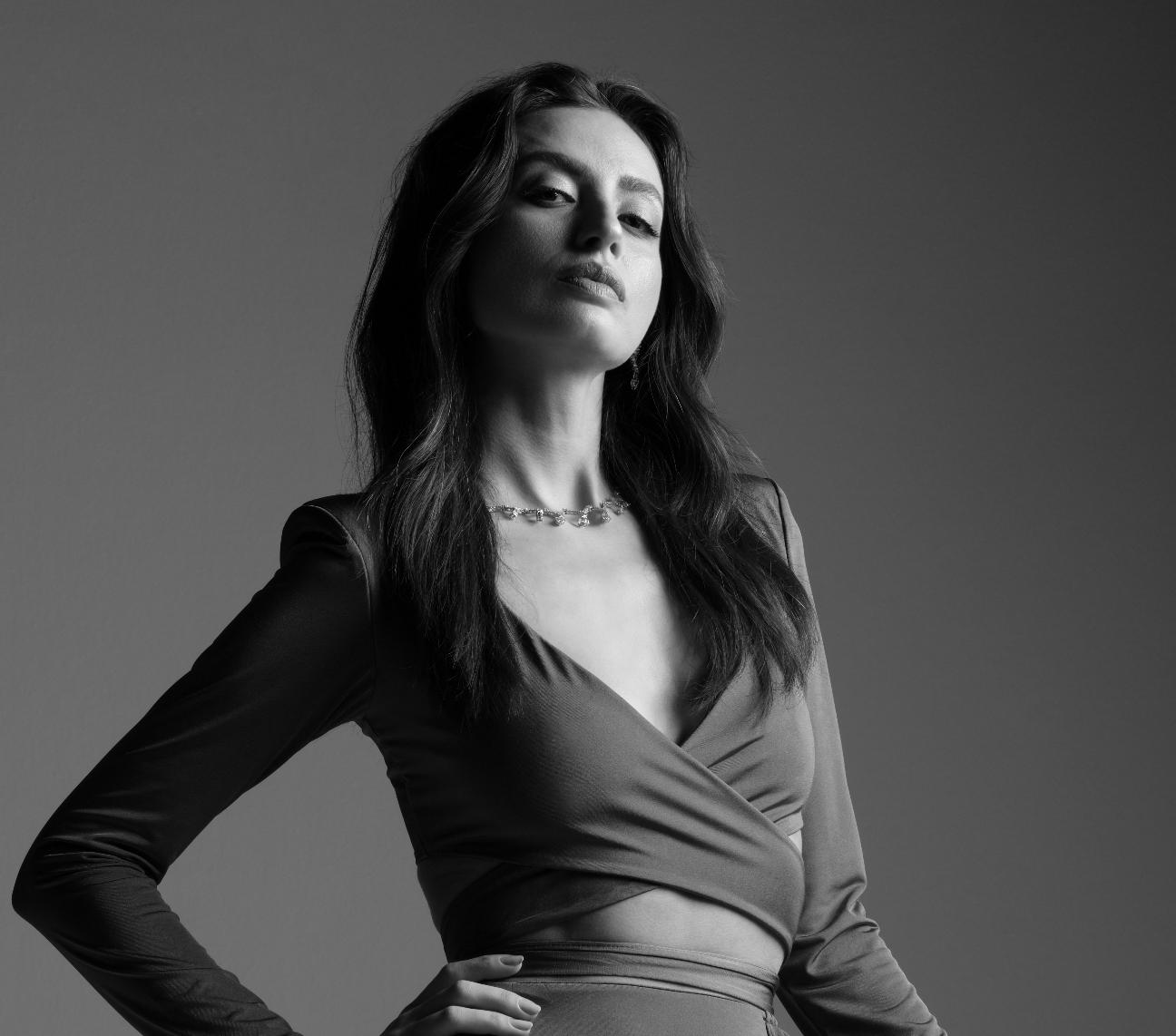 actor Merve Bulut large photo