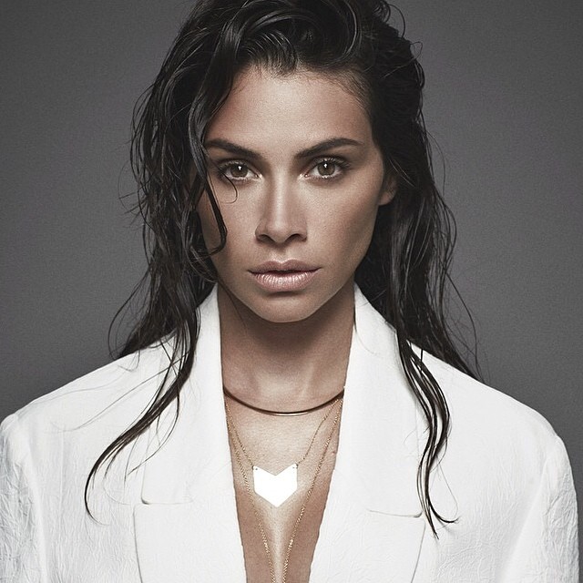 actor Begüm Birgören large photo