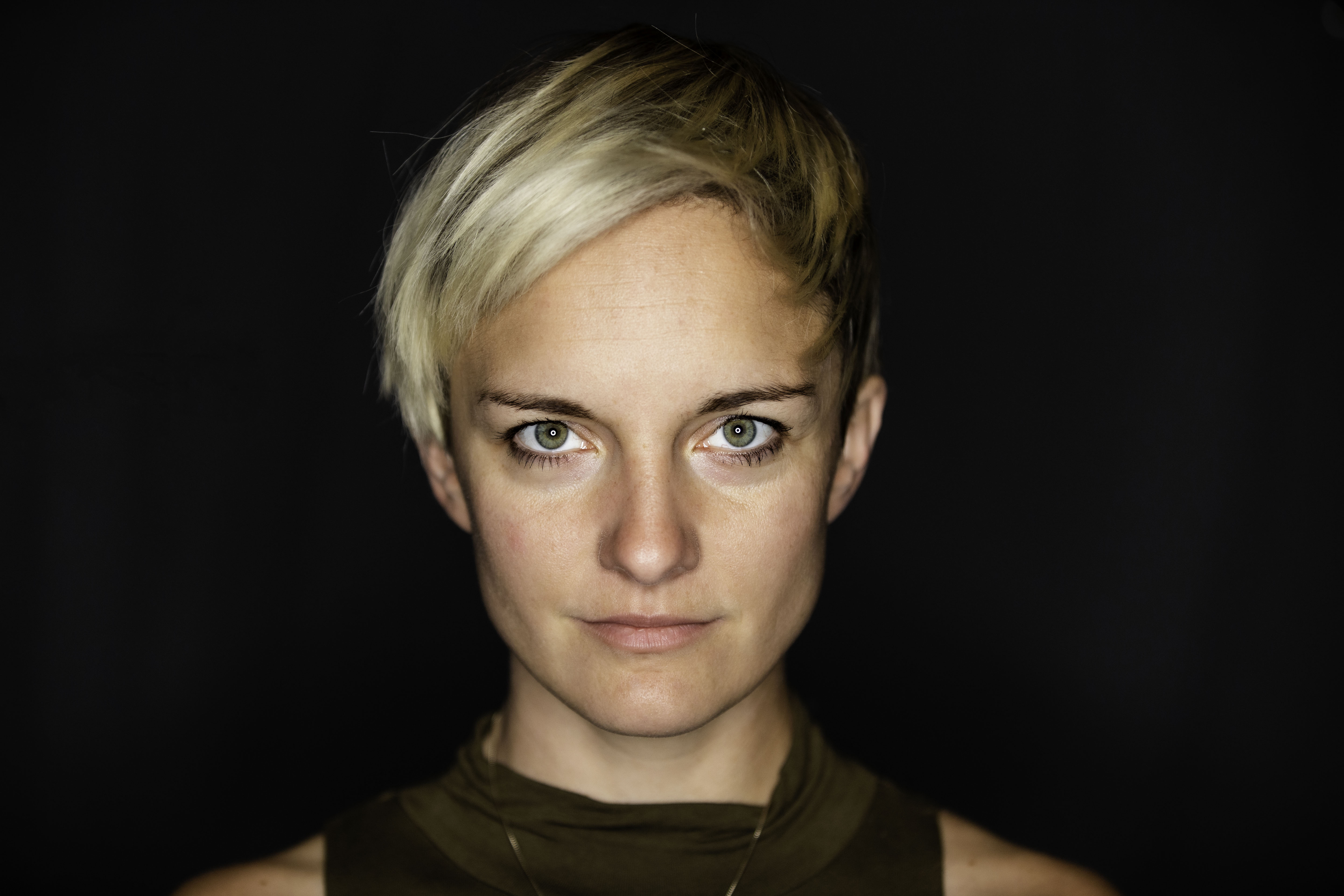 actor Erica Sherwood large photo