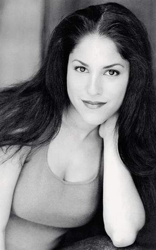 actor Irmak Ünal large photo