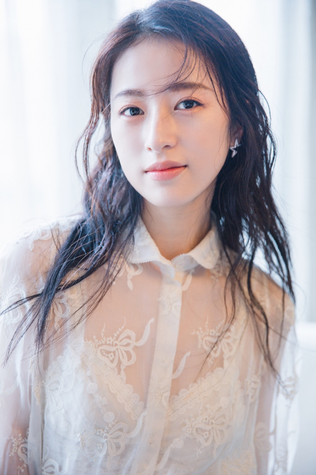 actor Yutong Zhou large photo