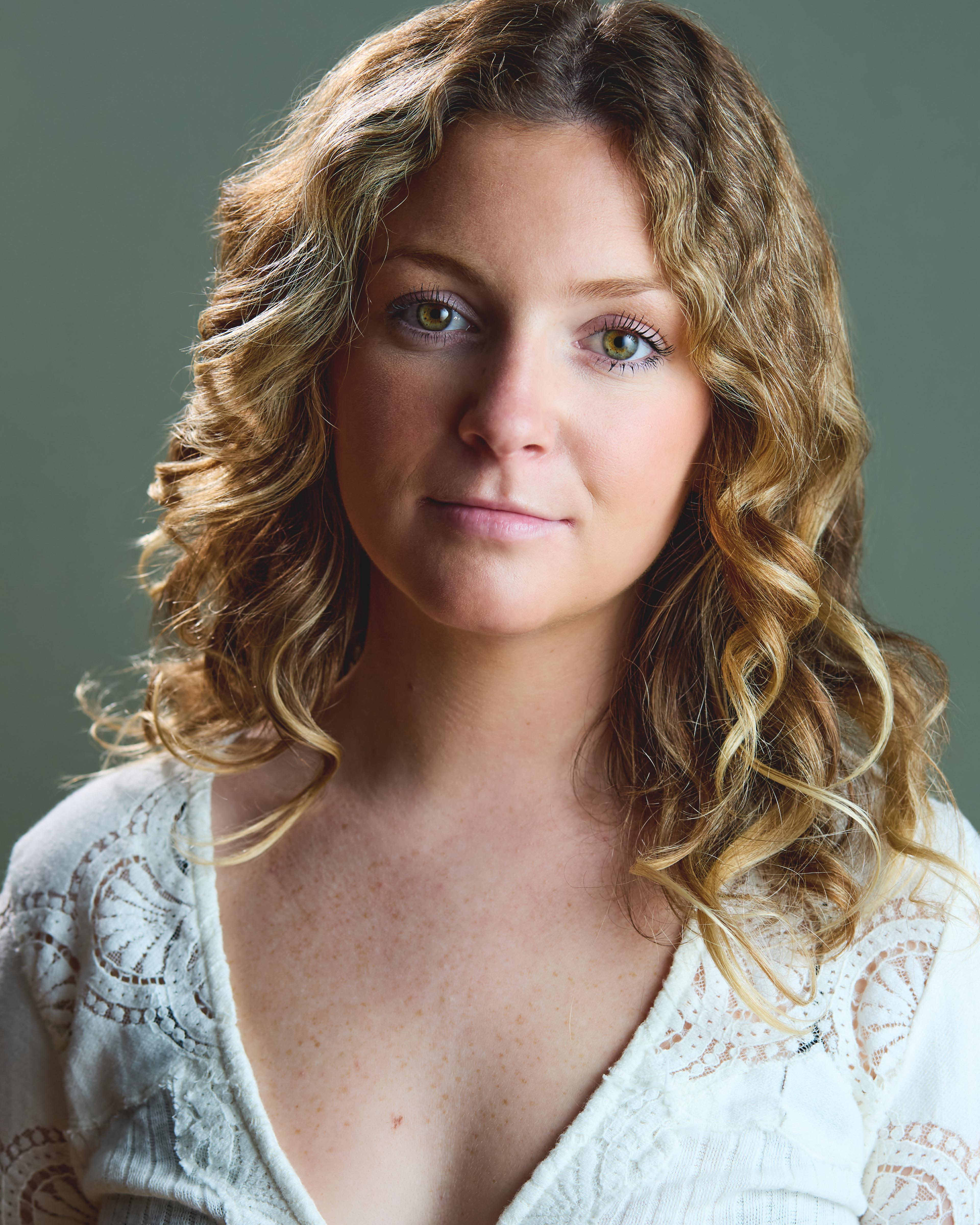 actor Sinead Hogan large photo