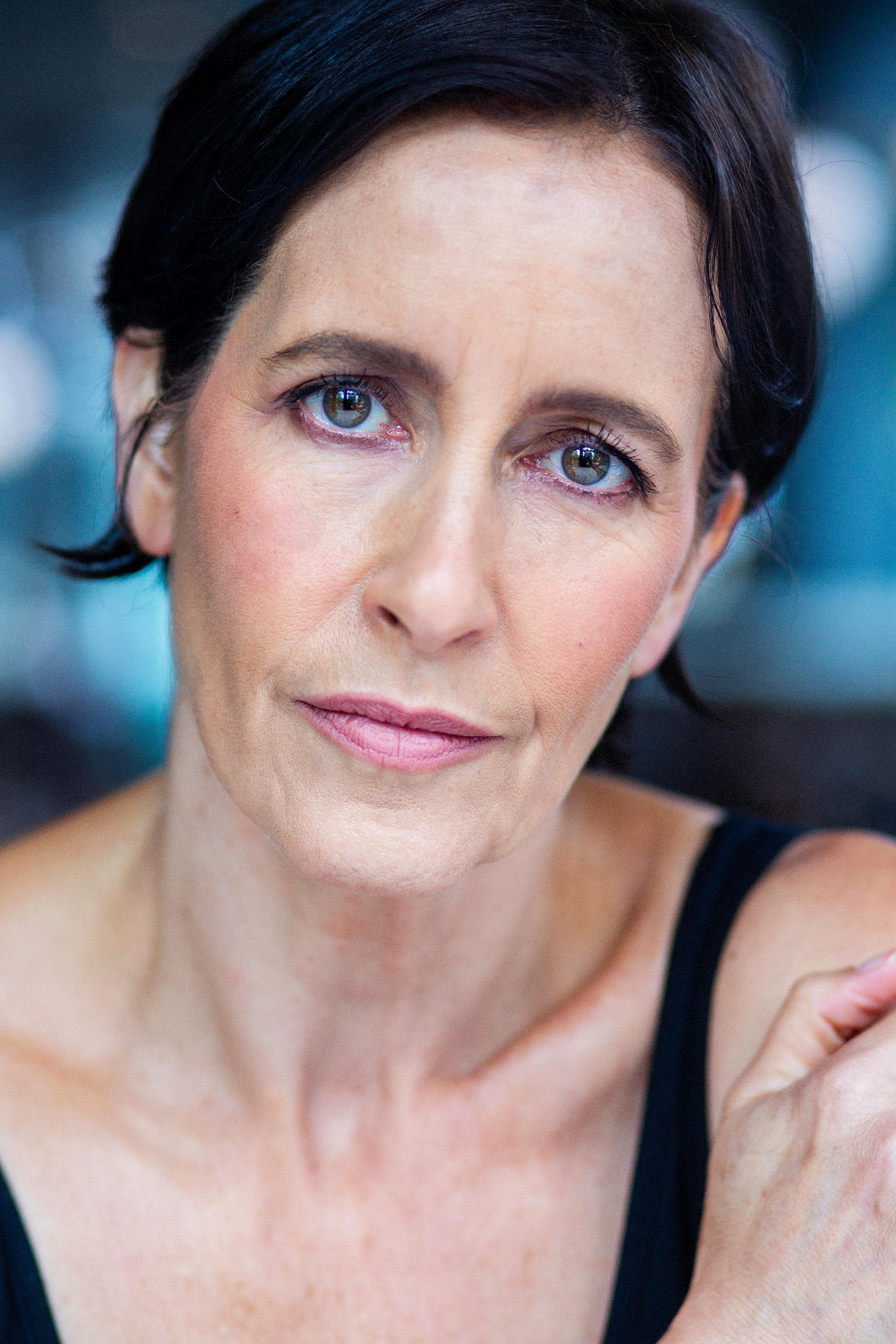 actor Claire Fox large photo
