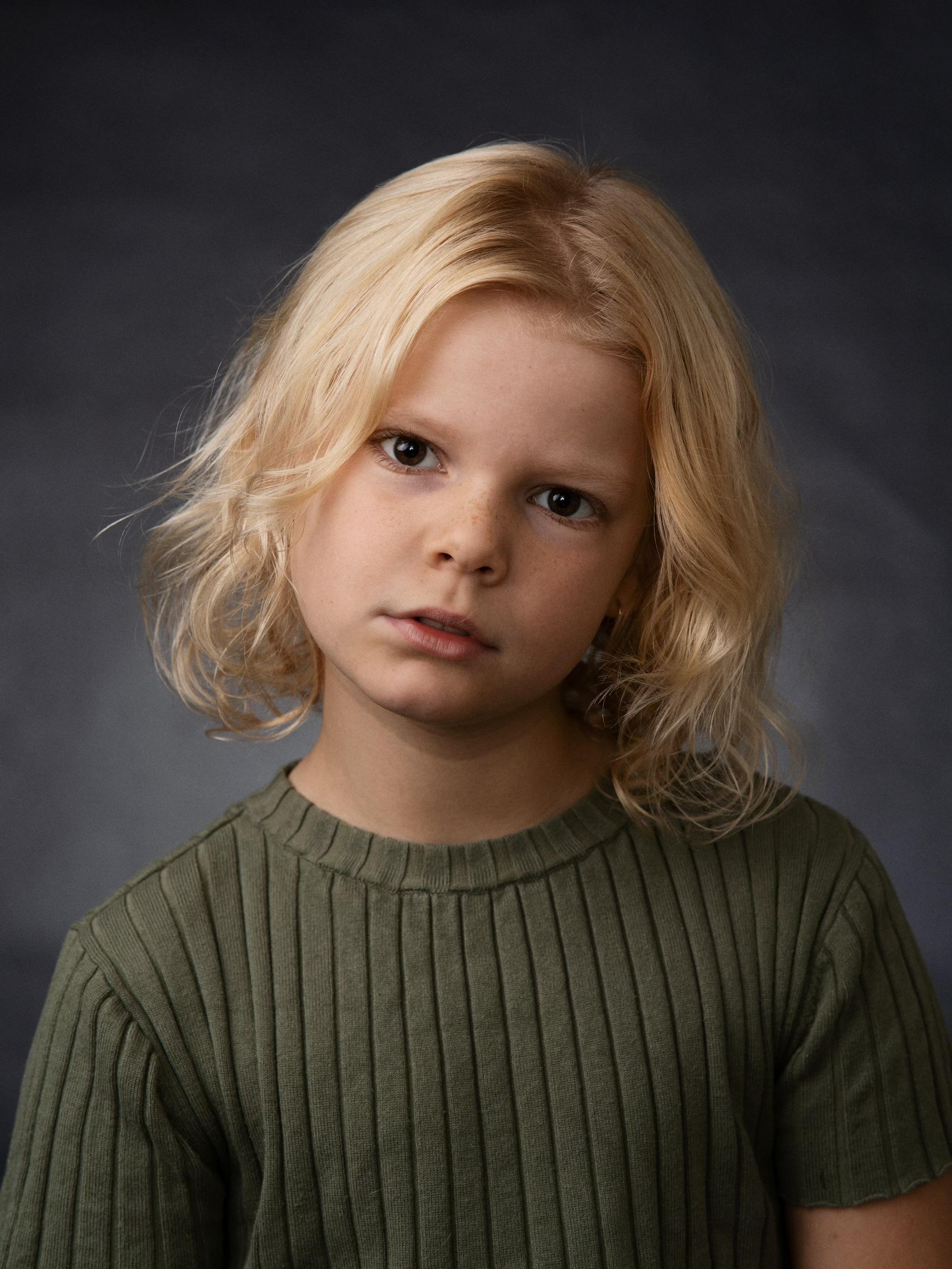 actor Ava Knox Martin large photo