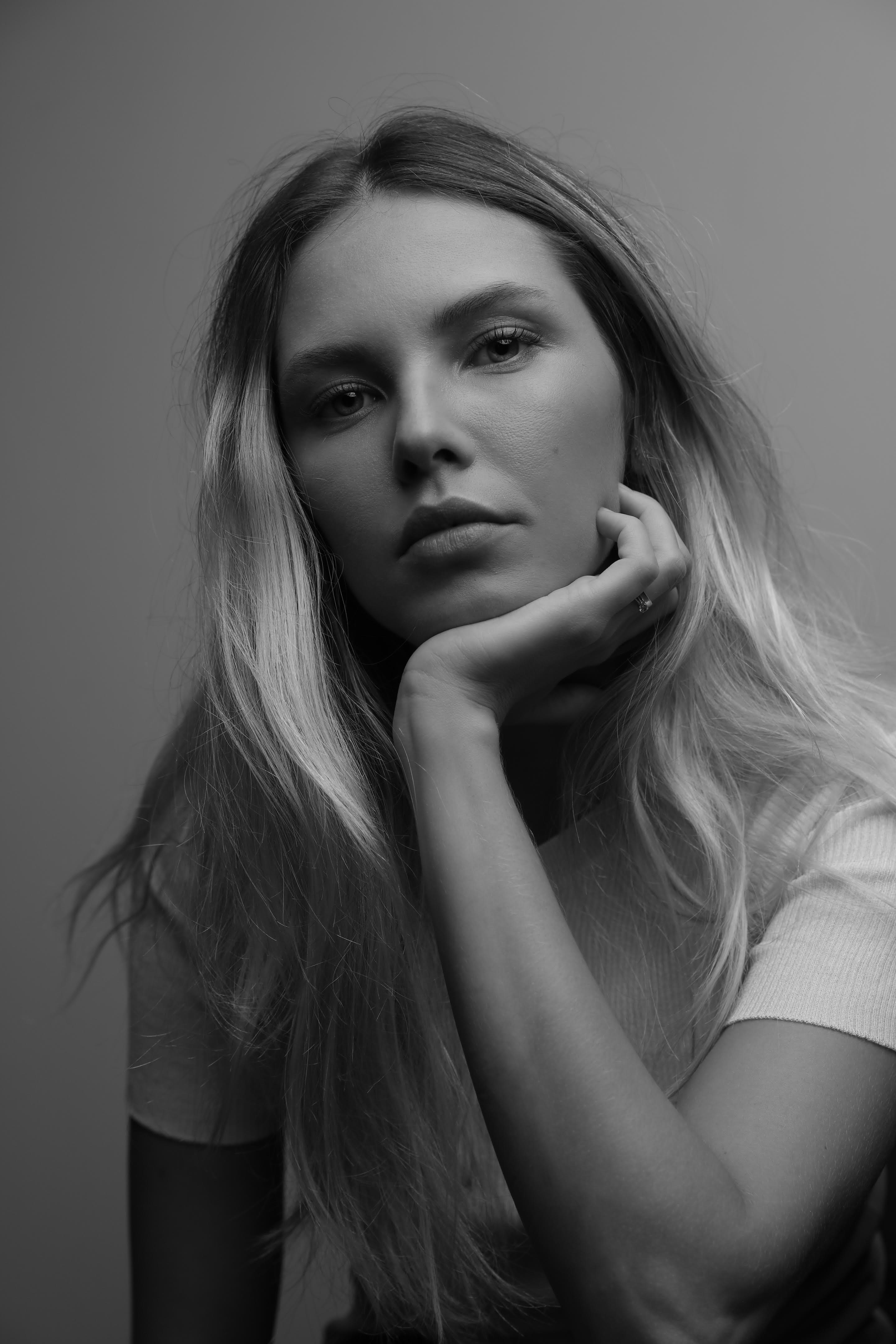 actor Louise D'Tuani large photo