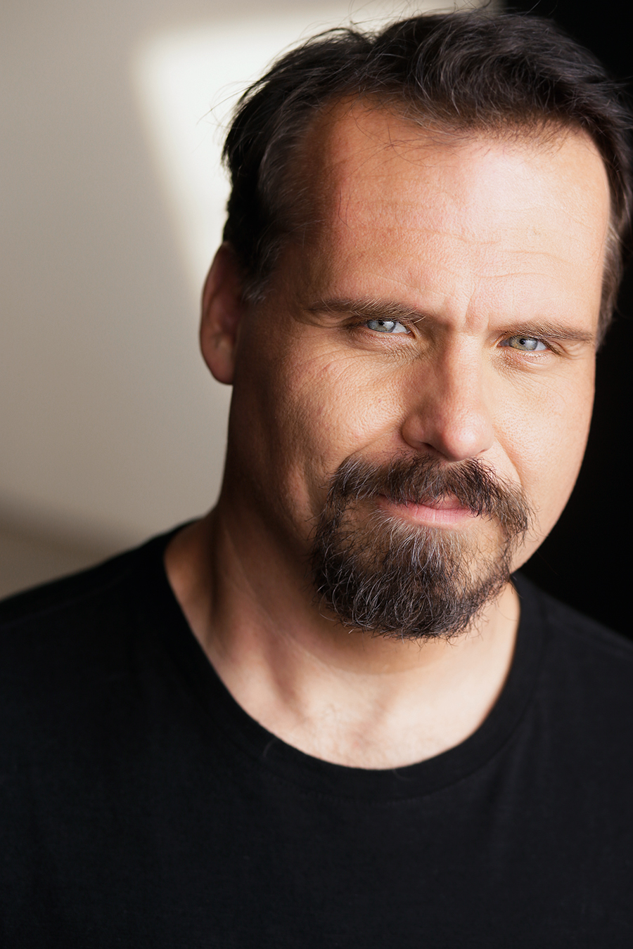 actor Bill Houskeeper large photo