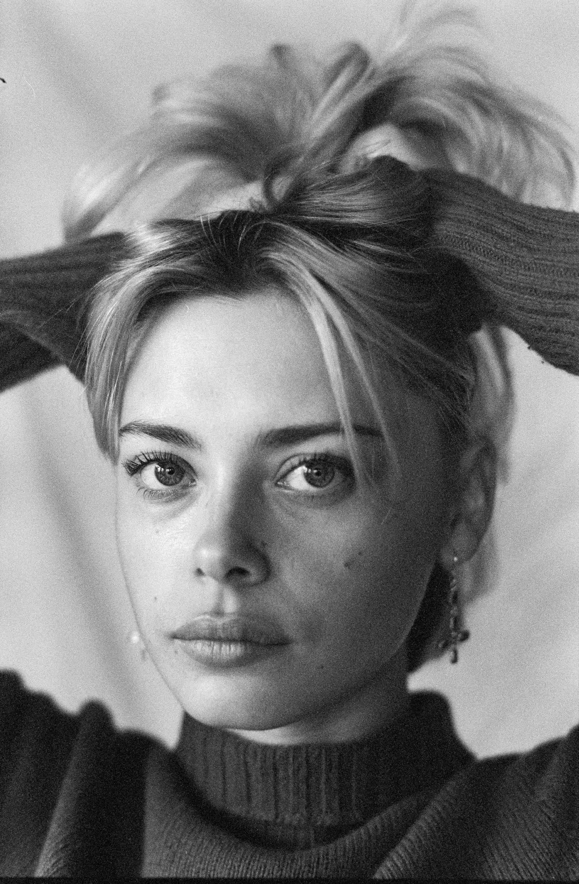 actor Elli Rhiannon Müller Osborne large photo