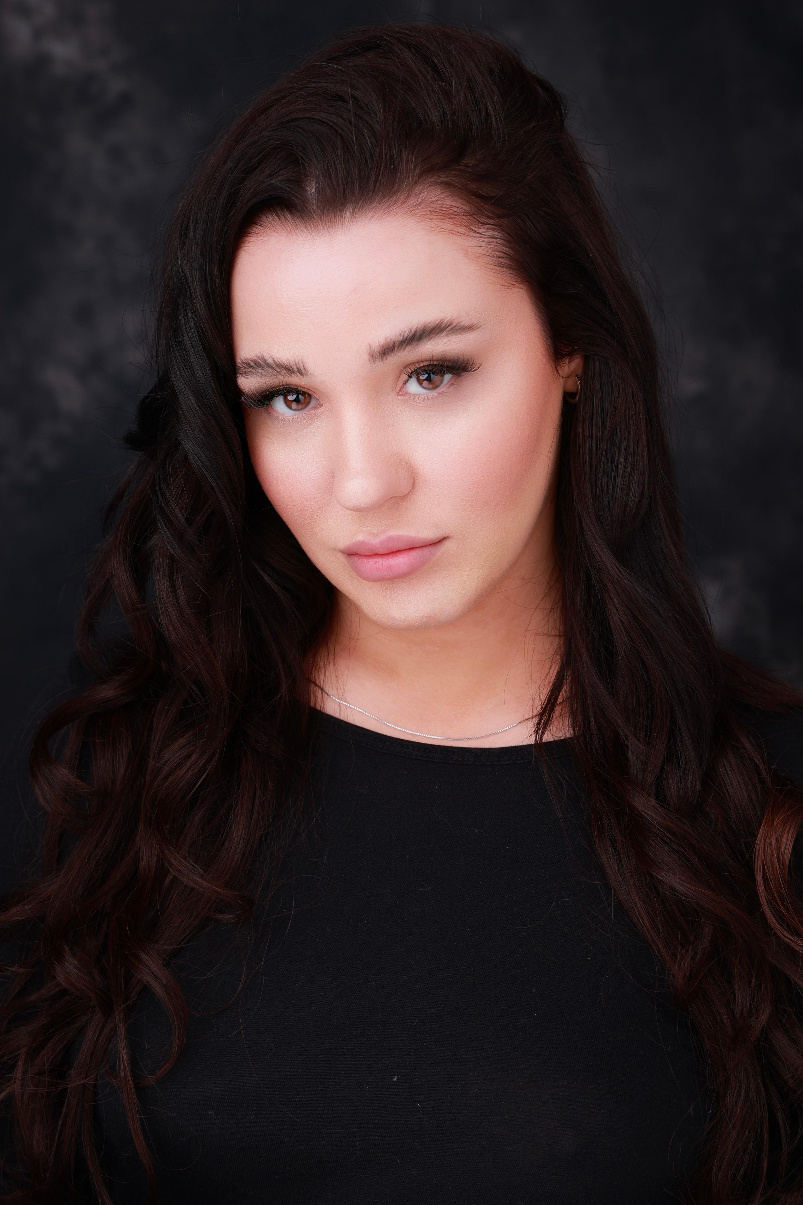 actor Emma Louise Webb large photo