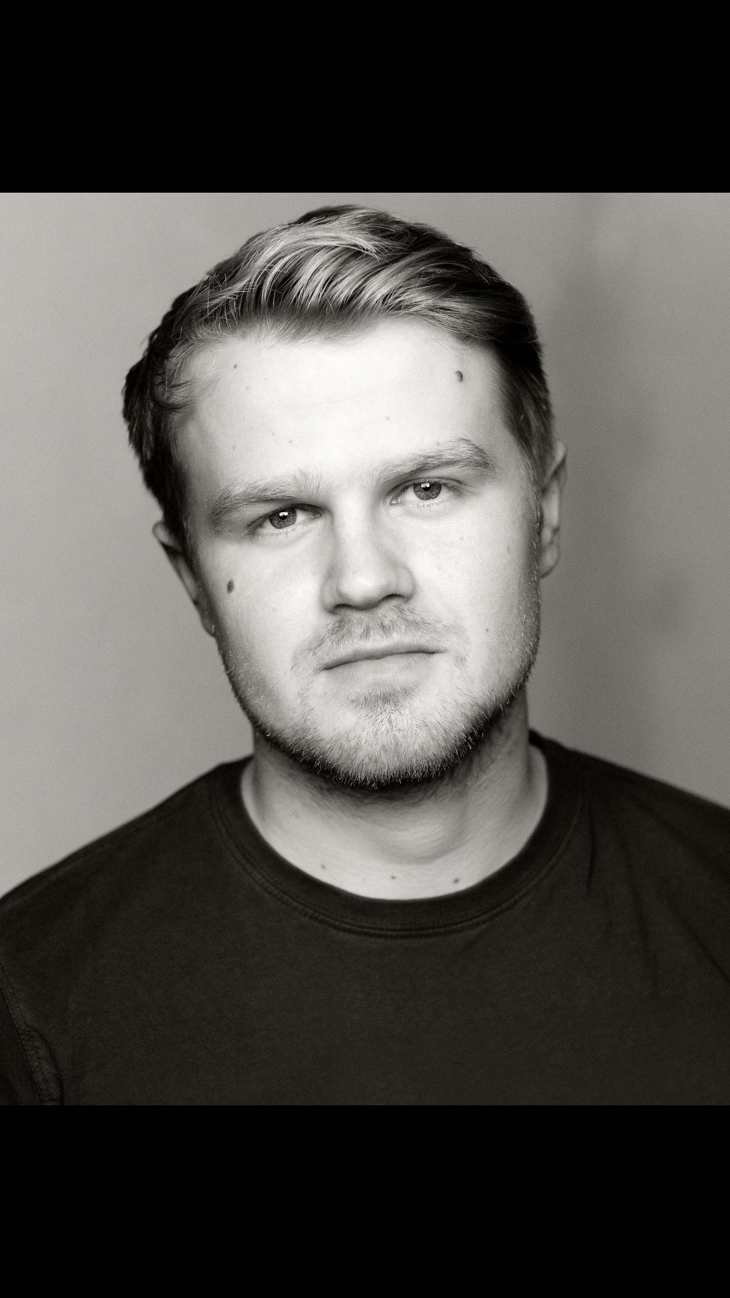 actor Elliot Baxter large photo