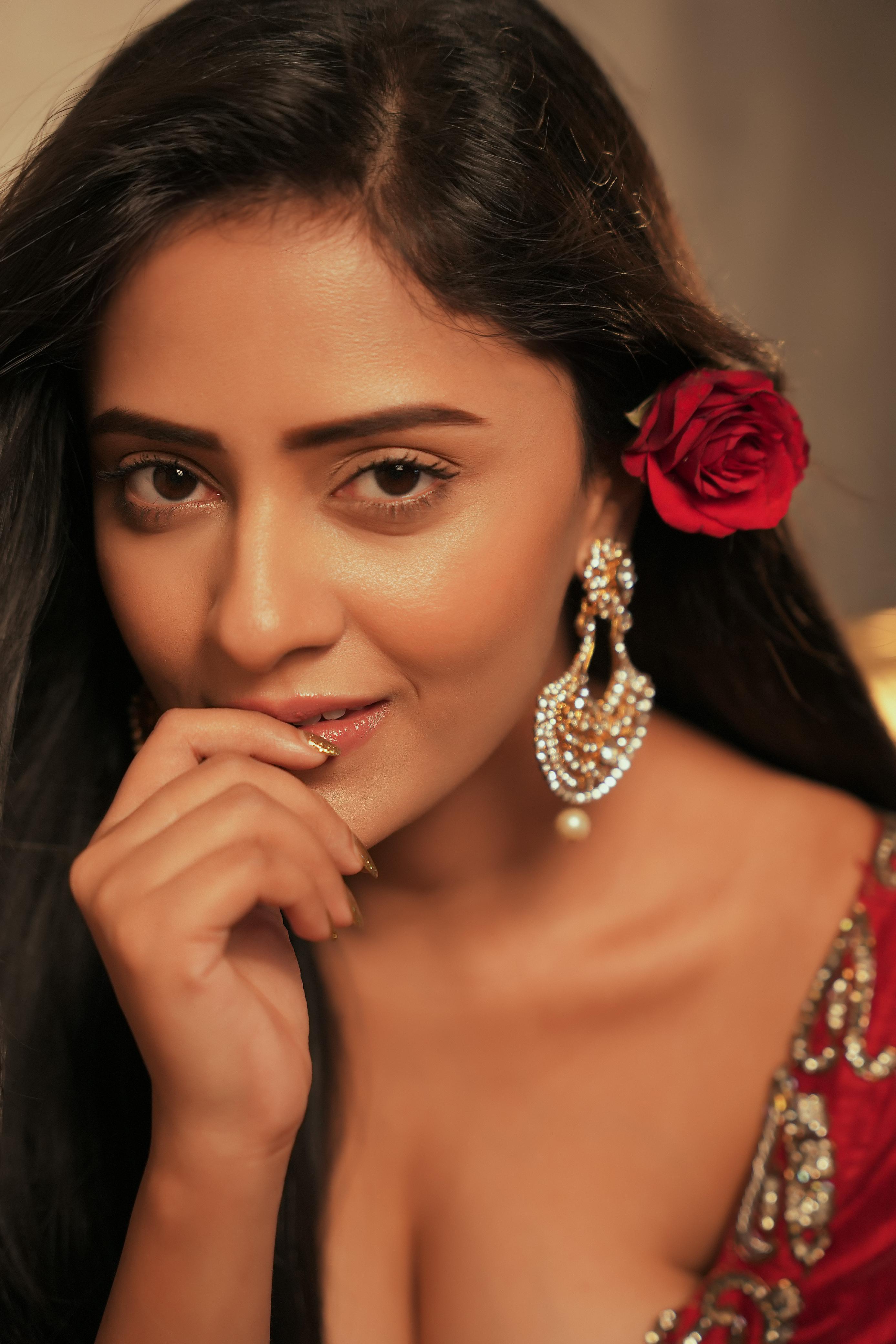 actor Sanya Thakur large photo