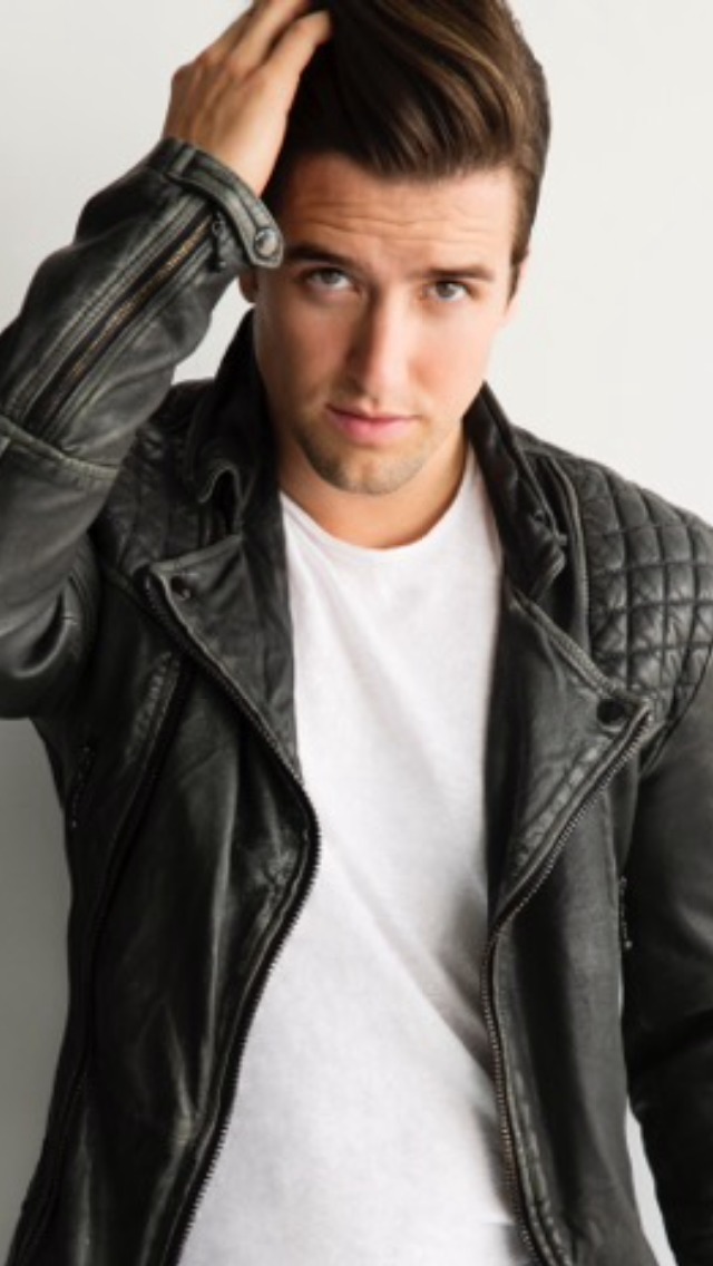 actor Logan Henderson large photo