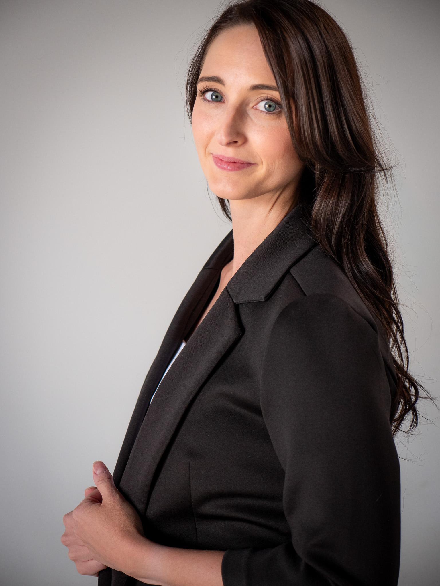 actor Zuzu Weingart large photo