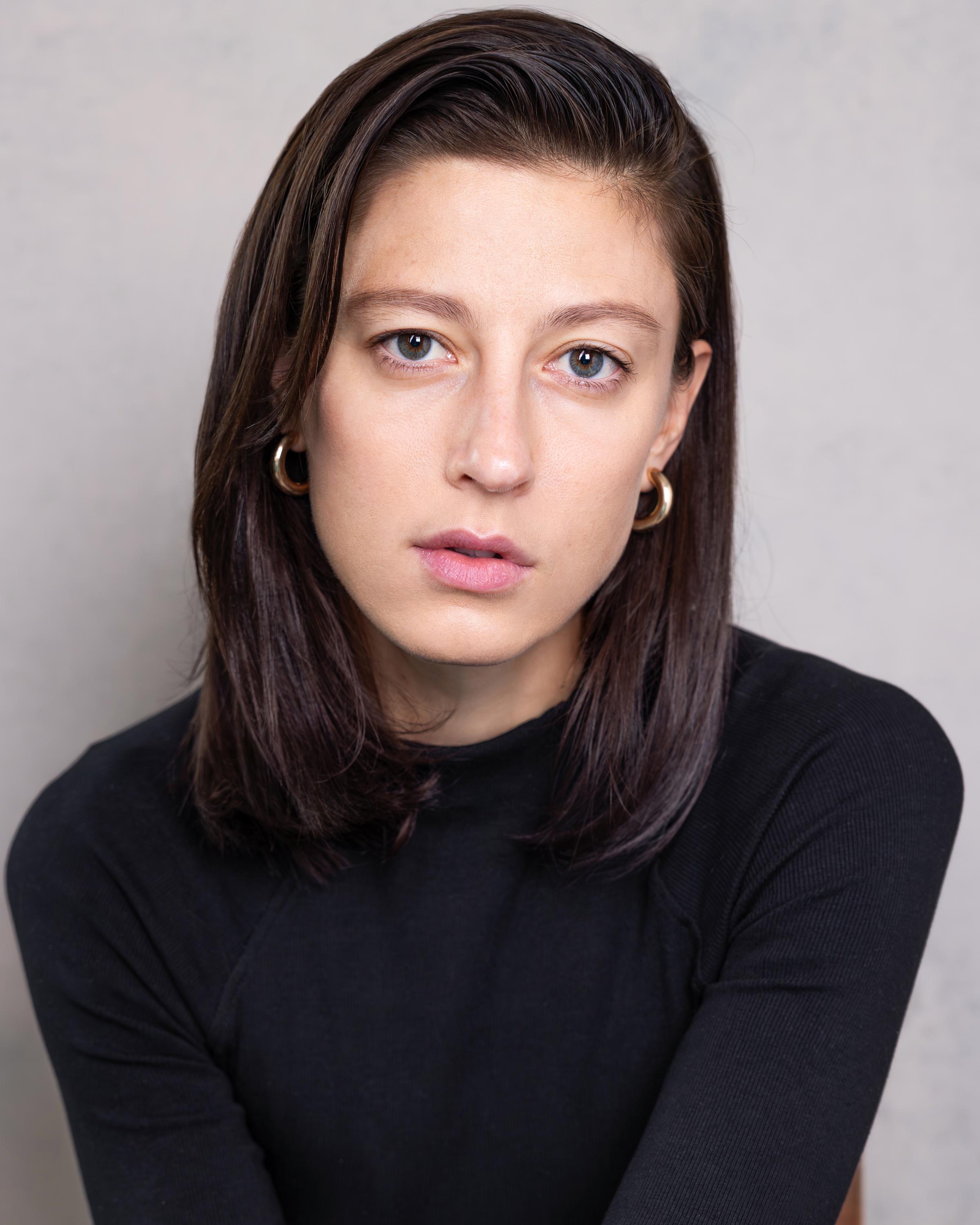 actor Julia Schunevitsch large photo