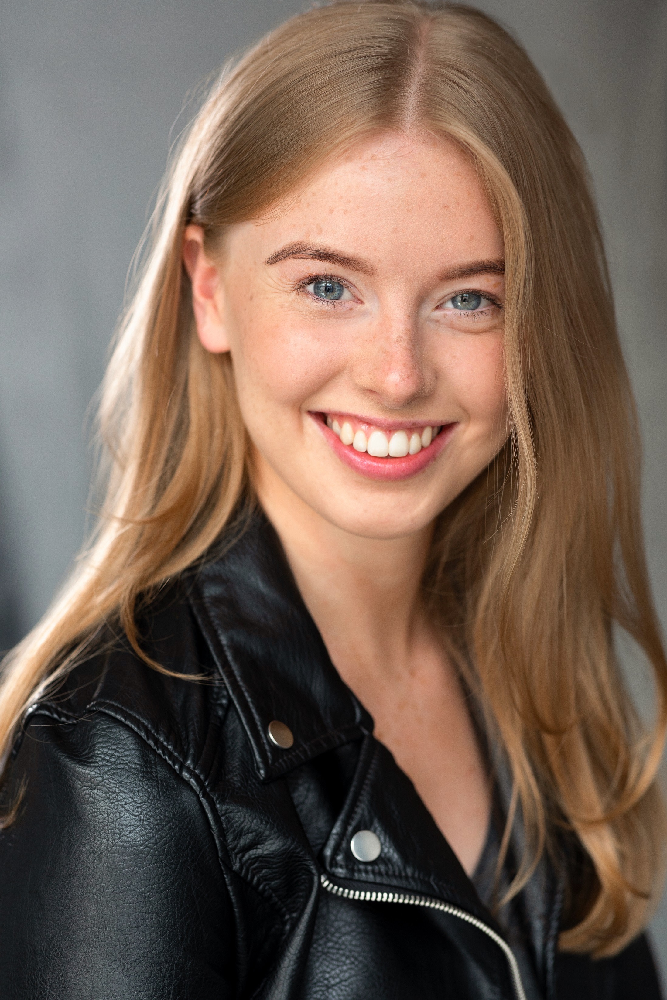 actor Beth Banks large photo