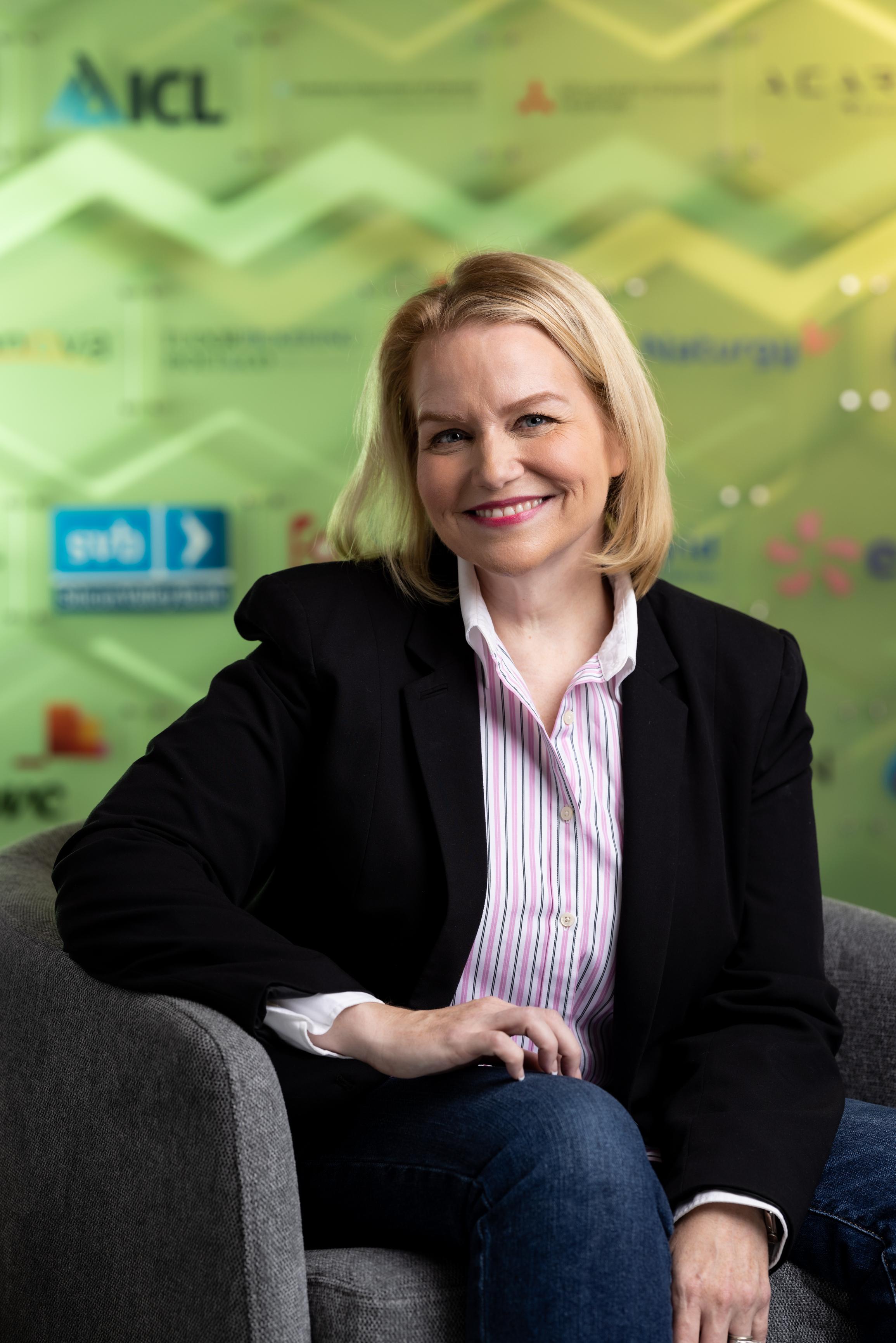 actor Katie Mehnert large photo