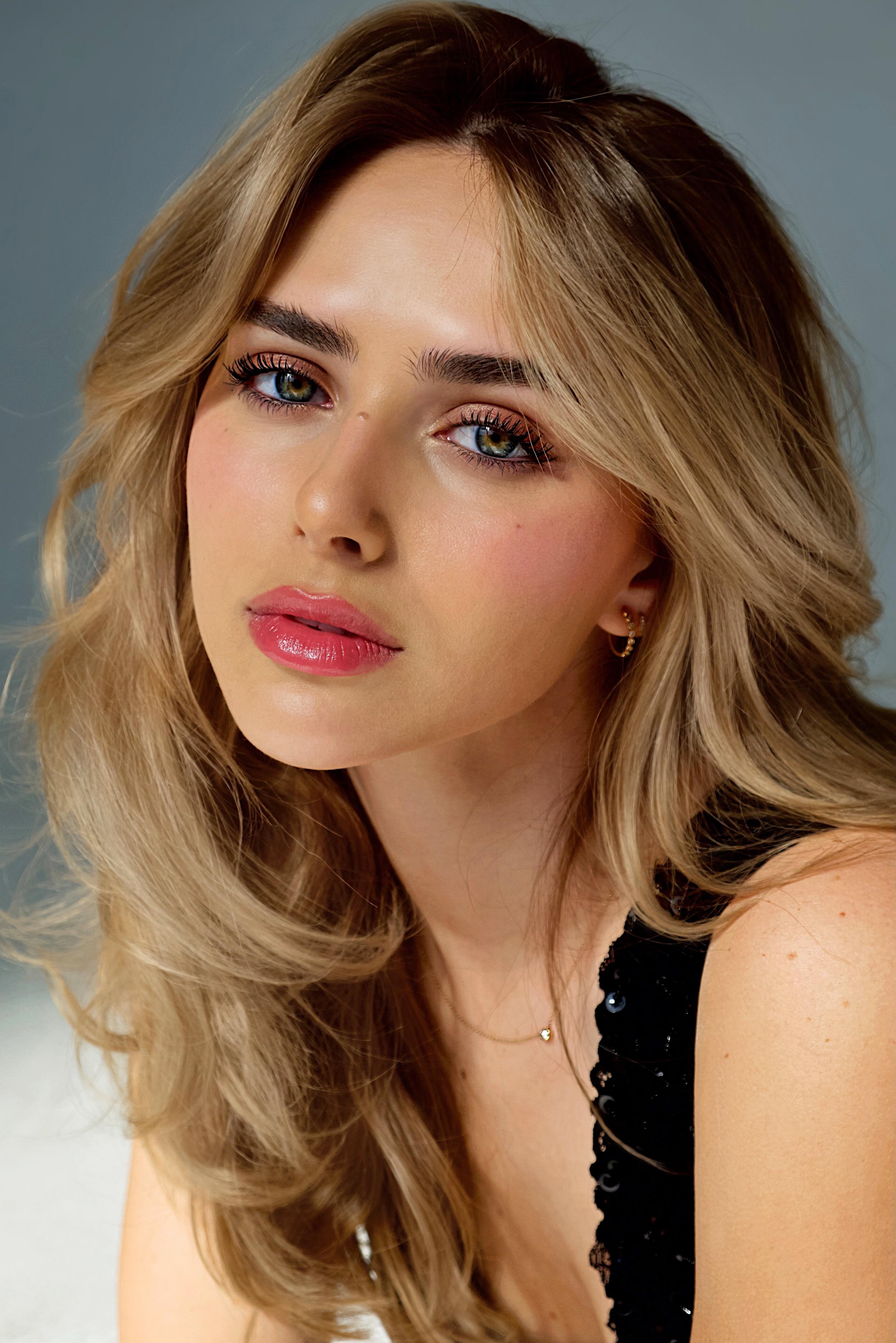 actor Ashley Puzemis large photo