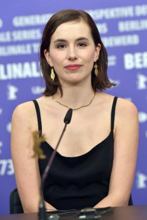 actor Eliza Stuyck large photo